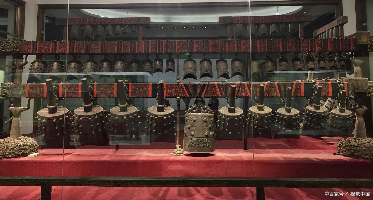 是武汉第一高的高楼,这里有一个钟楼,老铜钟发出的钟声是很多人的记忆