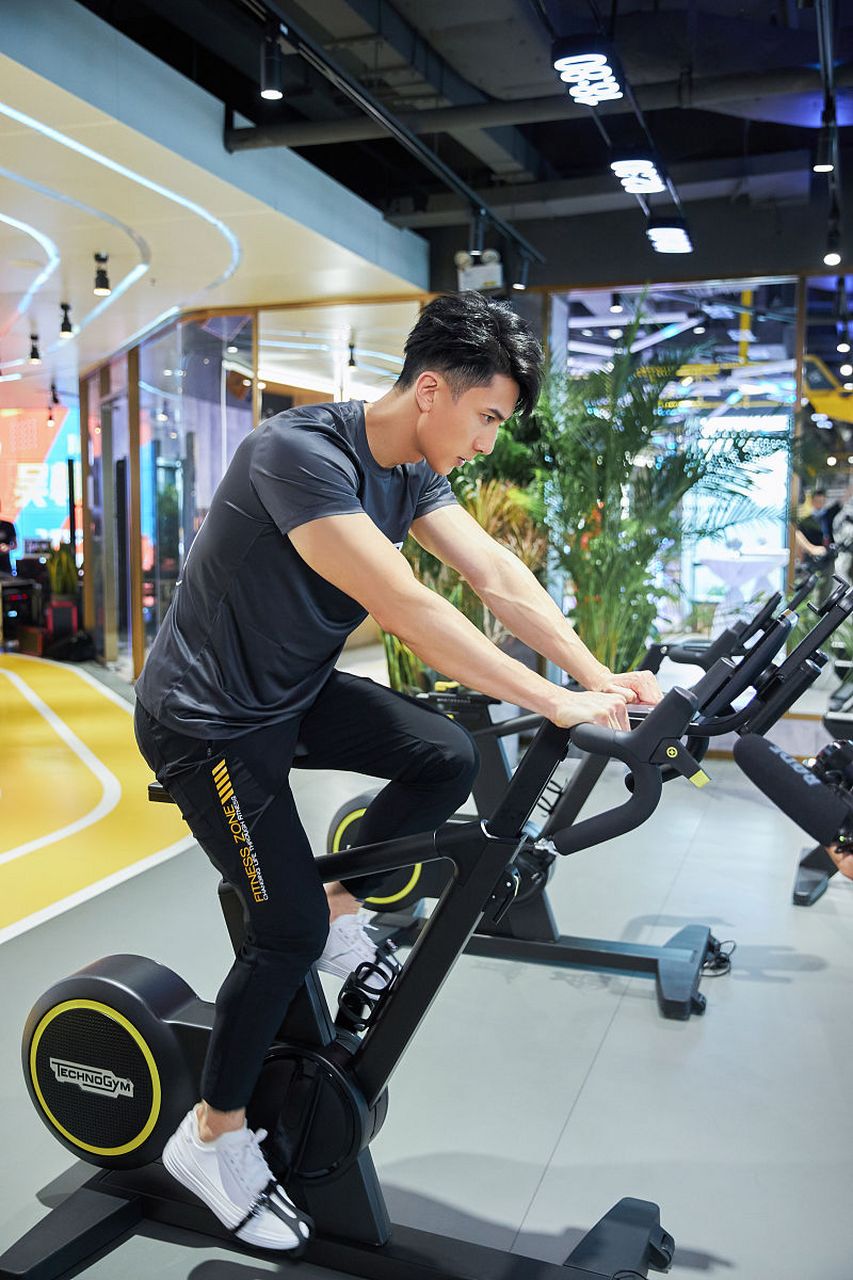 健身房高颜值男私教离职,母女愤然退费.