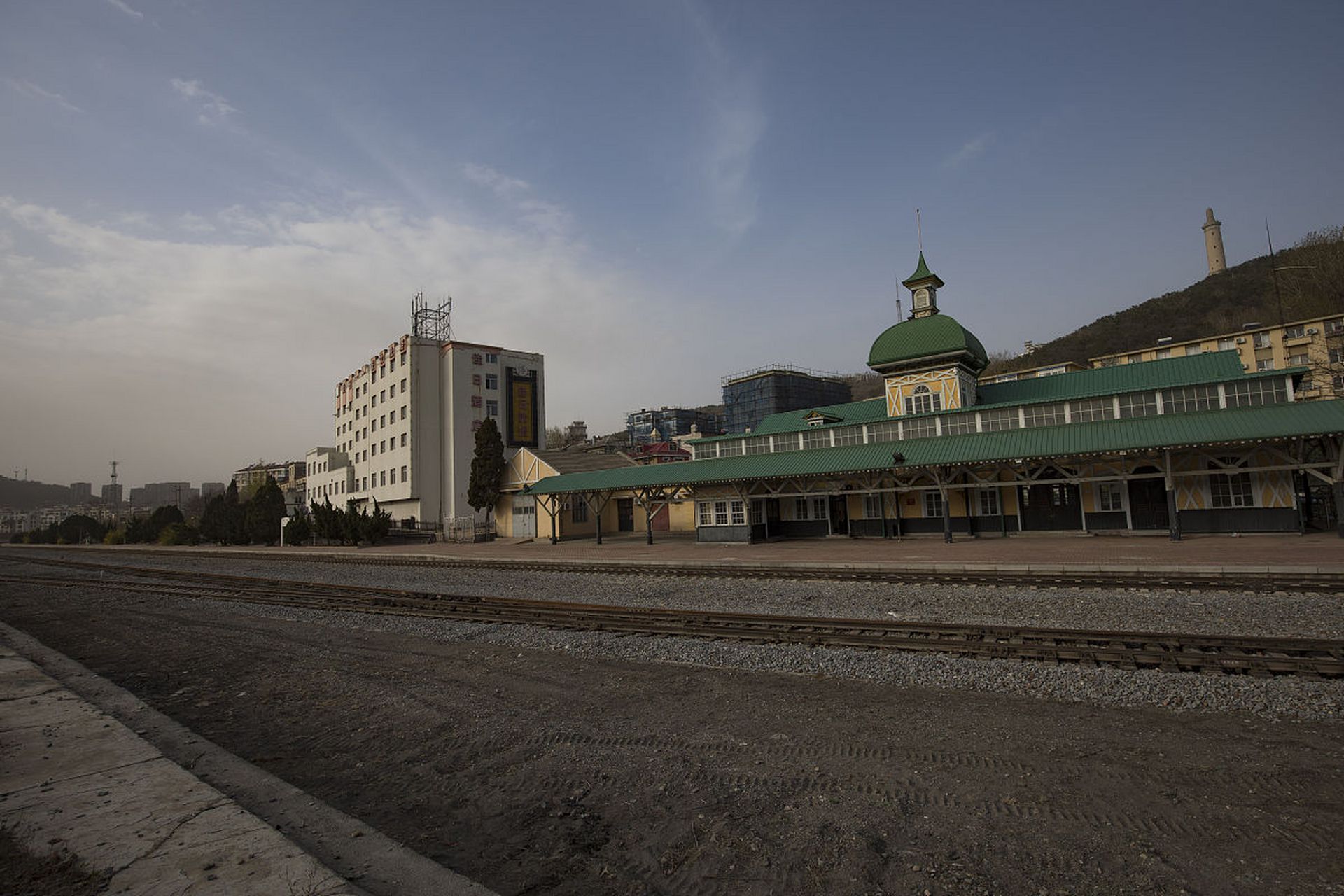 萝北县位于黑龙江省鹤岗市,与俄罗斯隔江相望,辖6镇2乡.