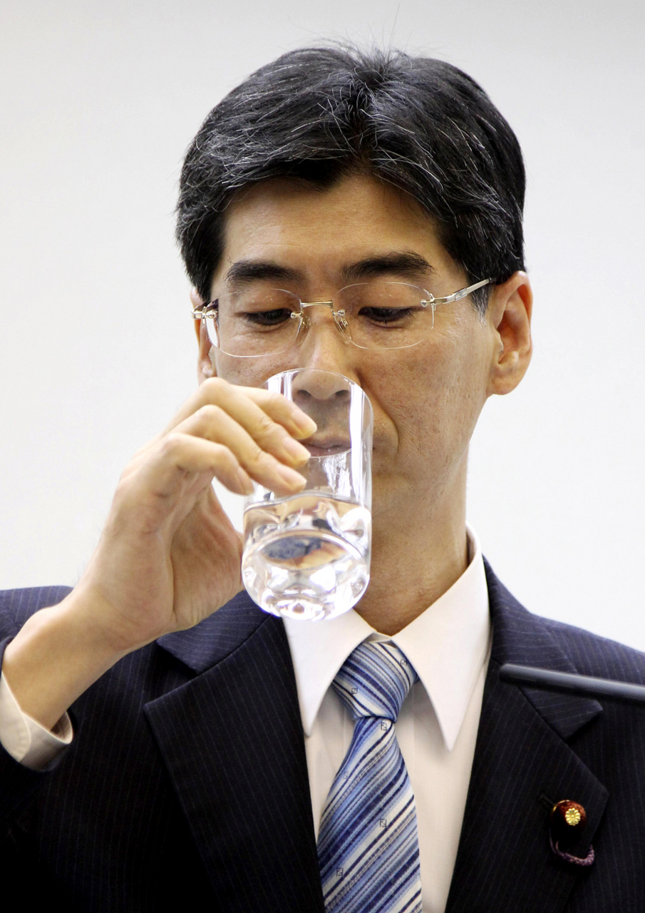 喝核污水的内阁政务官园田博康#  "一喝成名"的日本前环境大臣园田