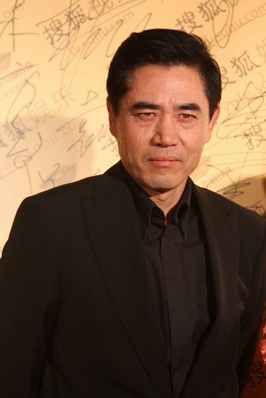 有一次,陈宝国刚刚拍完戏,准备收工,却突然将工作人员递来的饭扔到地