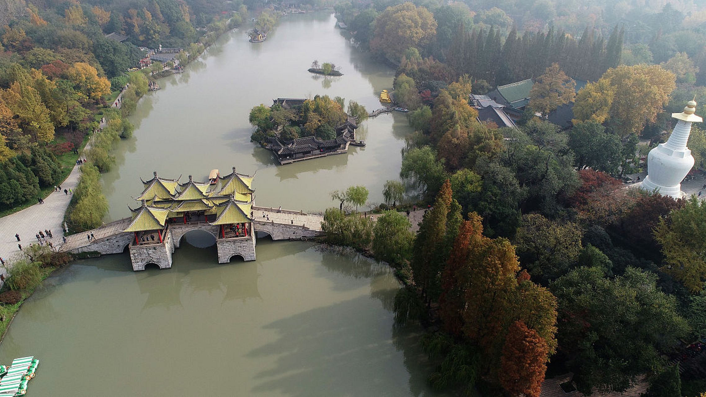 扬州瘦西湖是一处融合南方柔美和北方壮丽的国家级风景名胜区,拥有