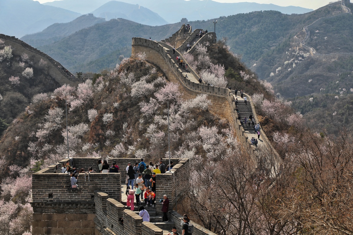 这里的长城依山而建,雄伟壮观,是体验中国古代军事防御工程的好地方.