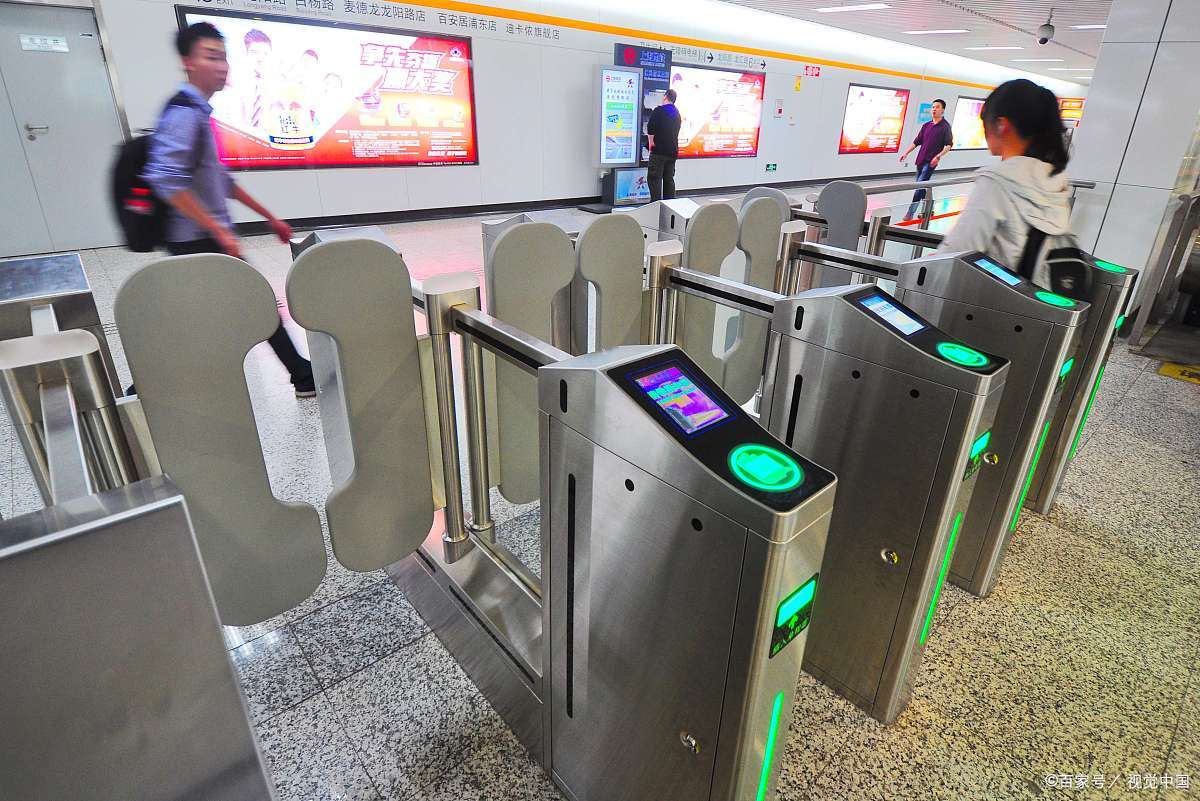 热点新知# 网曝杭州地铁多名老人跪地钻闸机逃票 ,工作人员劝阻也无