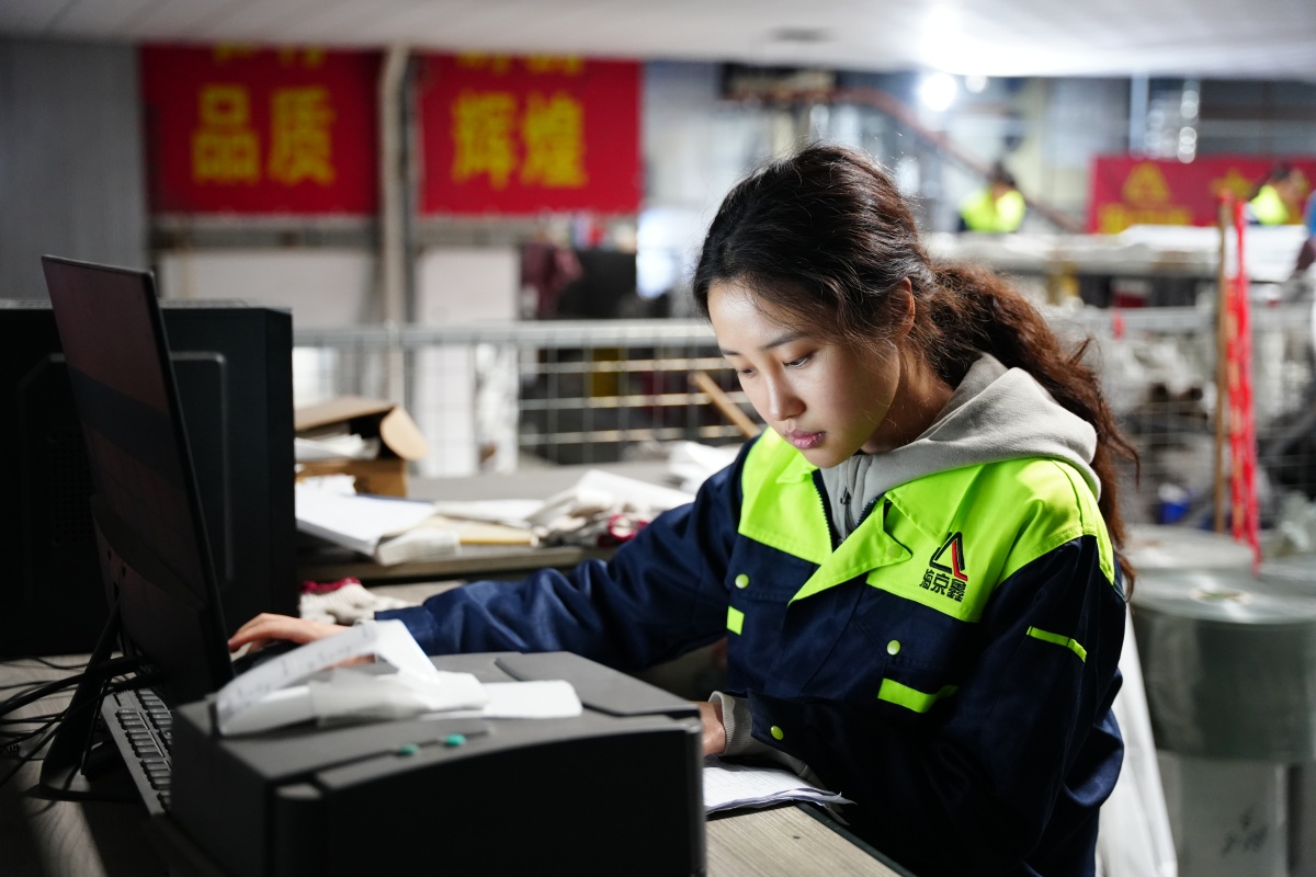 你们身边有没有这样的人最早出来打工的不张不扬老老实实在一个厂