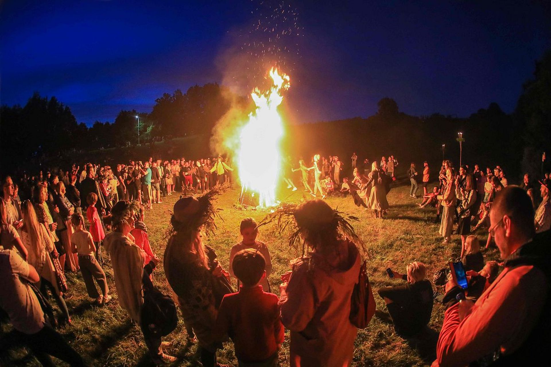 围成，围成一圈