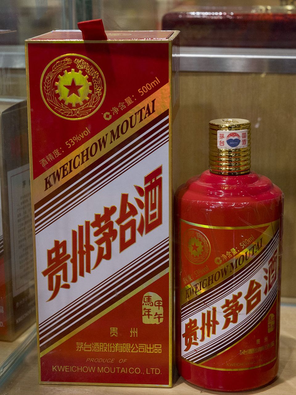 茅台酒作为中国高端白酒市场的翘楚,其价格受到多种因素的影响.