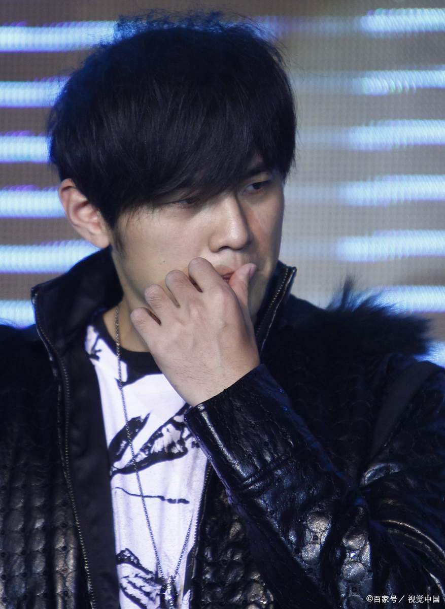 周杰伦深夜晒与陈梦刘诗雯合影,陈梦还送了周董签名乒乓球拍