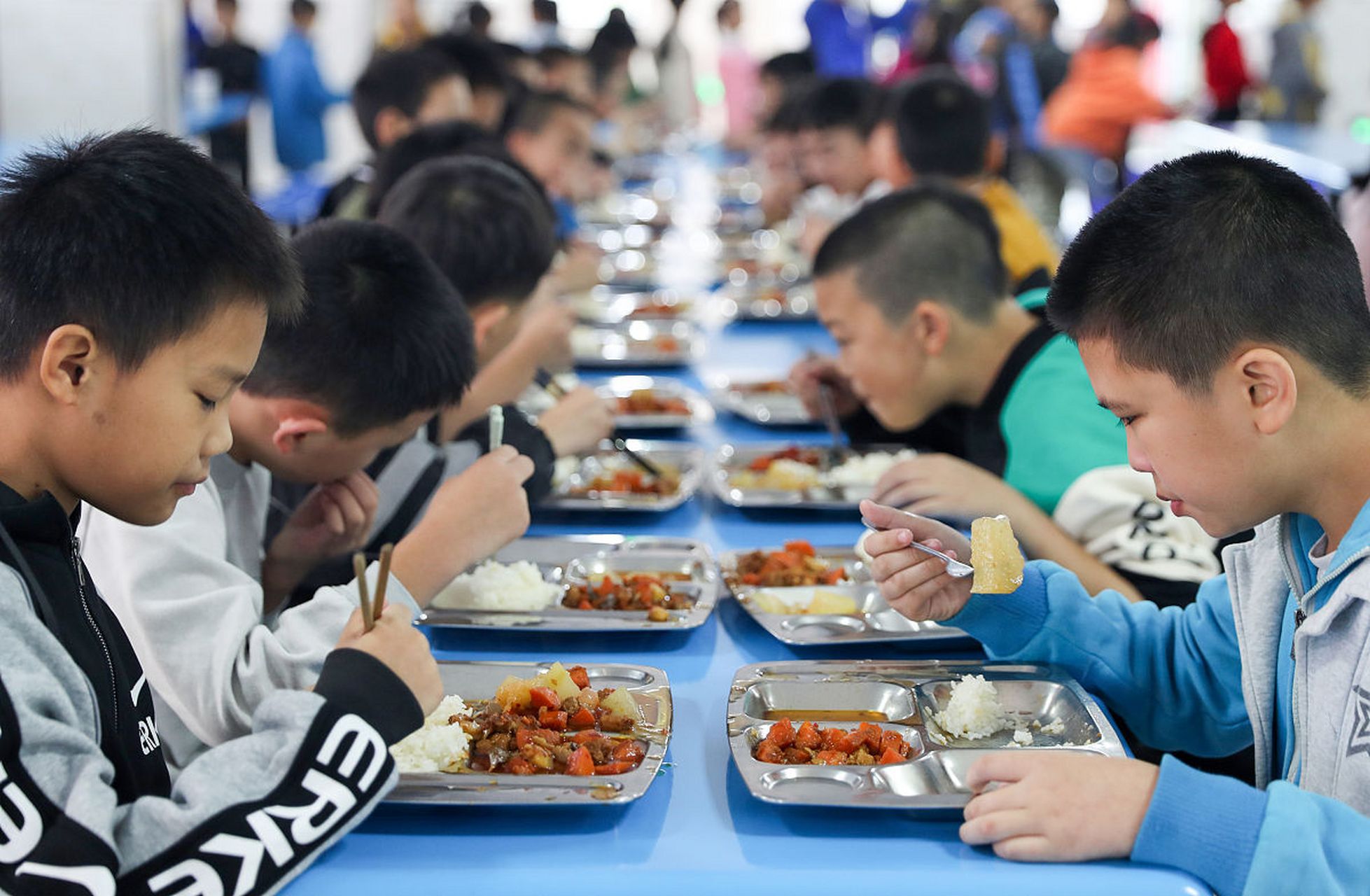 学生未订餐被赶出教师淋雨吃饭# 最近,网传深圳市宝安区金碧实验学校