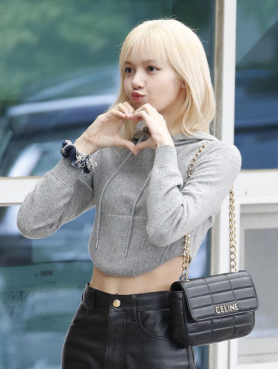 不止内娱将lisa的微博号封禁,就连外网都开始行动.