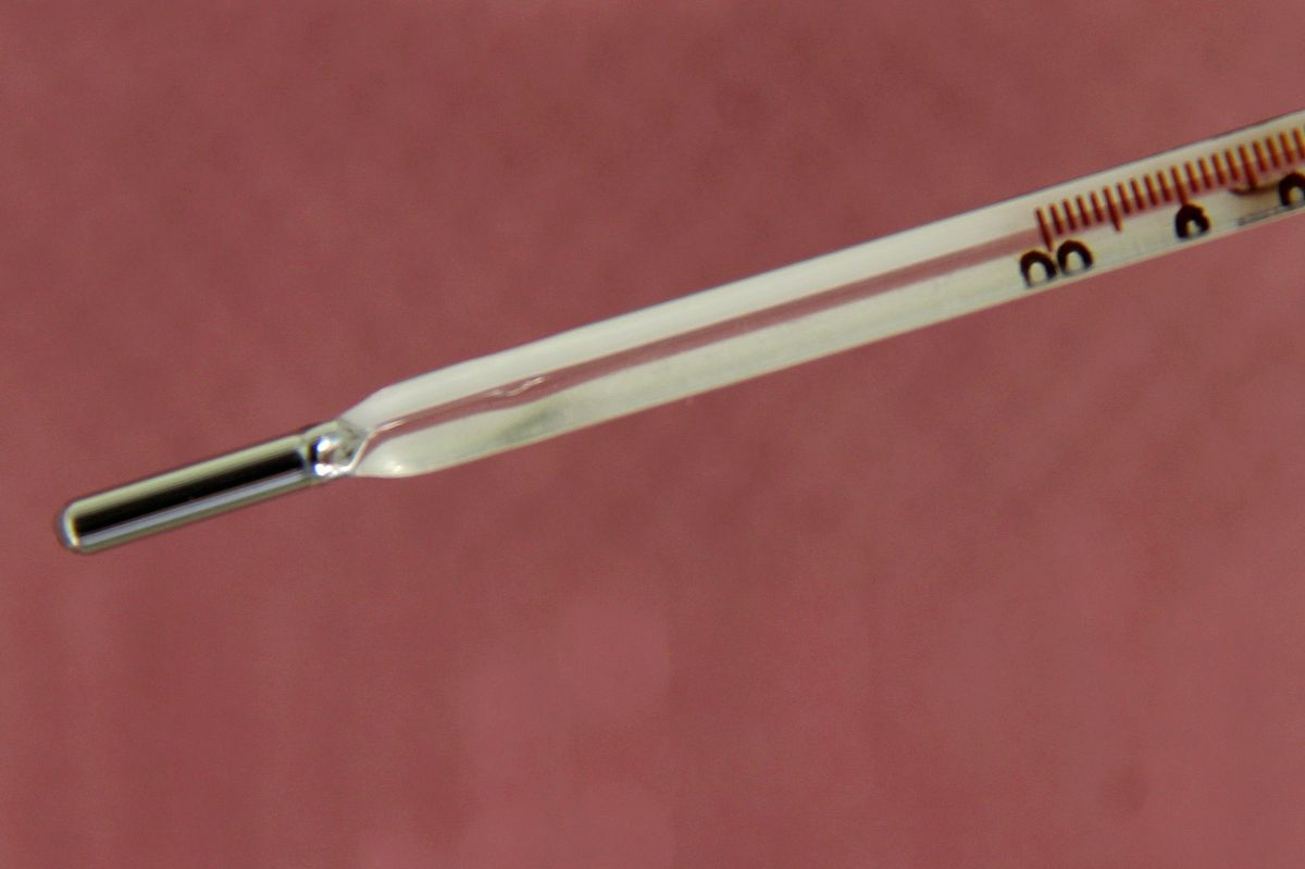 水银体温针碎了,妈妈错误操作害孩子中毒,医生直呼:这太没常识了!