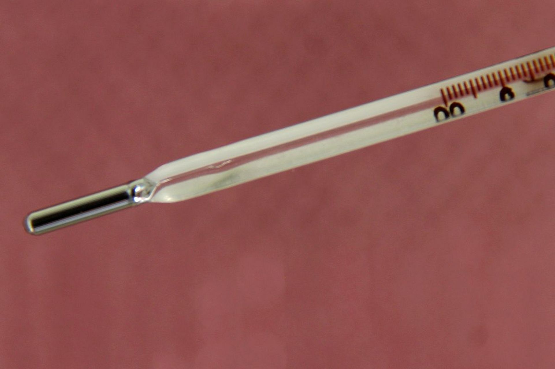 给孩子使用水银体温计,这7个细节父母要注意:  1,观察水银柱是否在35