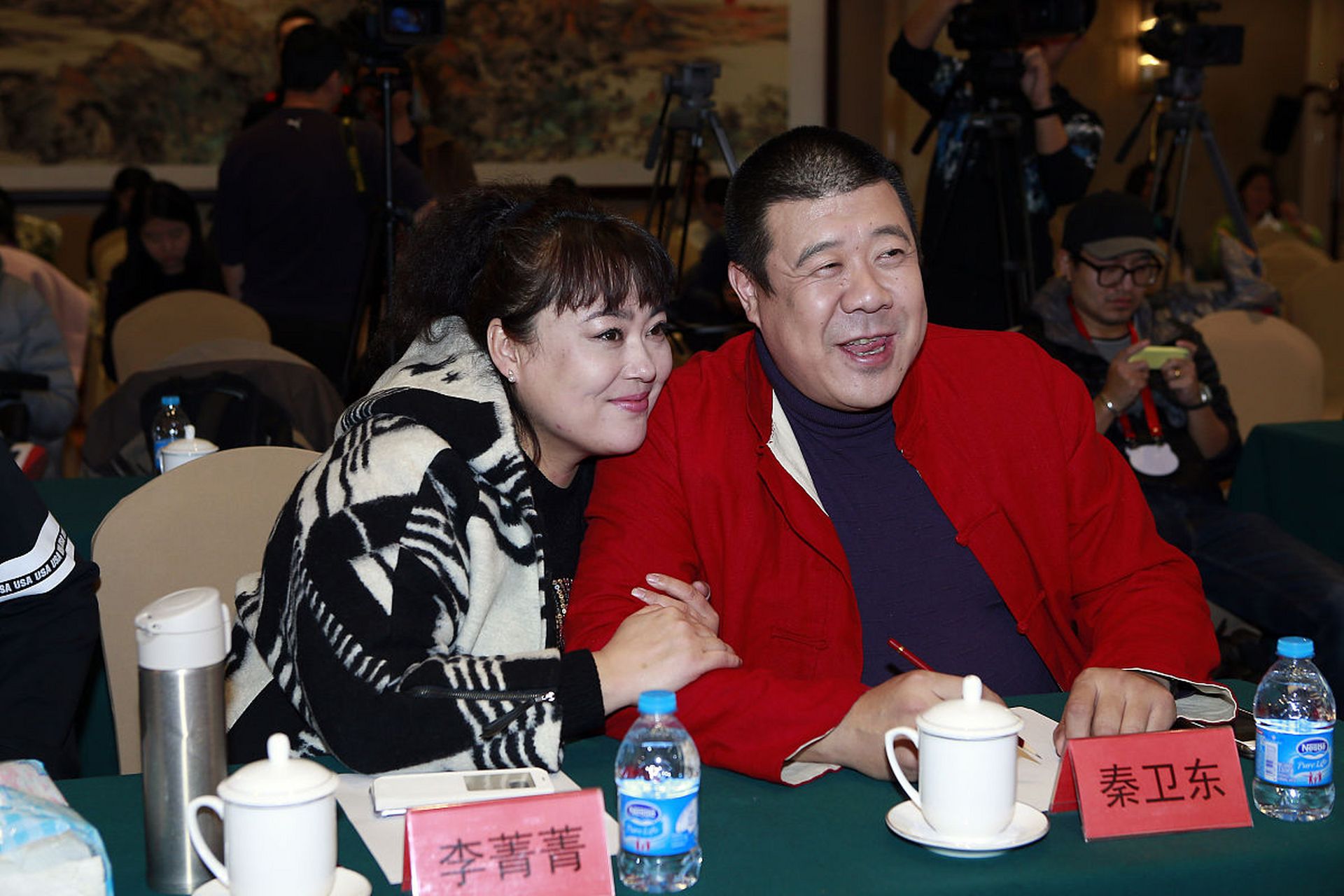 曾斌曾经历一段失败的婚姻,后来秦卫东也离婚了,两人就经常在一起