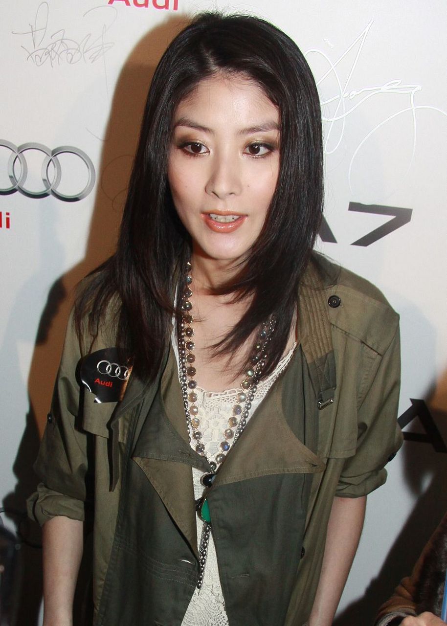 1973年,陈慧琳出生于一个很富有的家庭,住着小别墅,出门也有豪车接送.