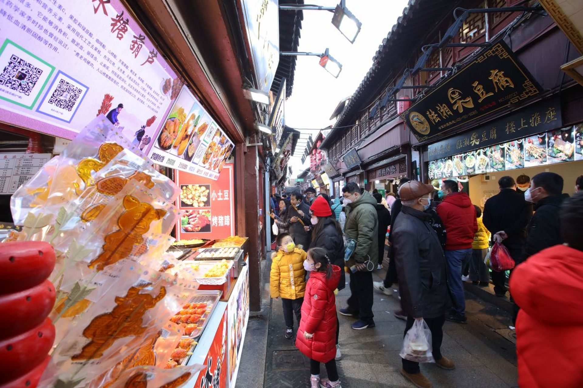 清河坊街是杭州人气较旺的商业区之一,沿街的商铺是老建筑改建的,古色