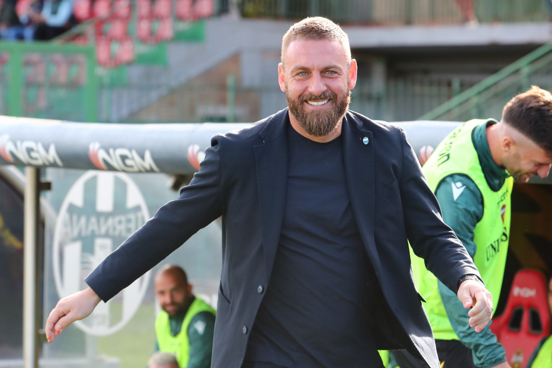 德罗西:意大利足球名将之一,他拥有出色的防守能力和不俗的进攻能力