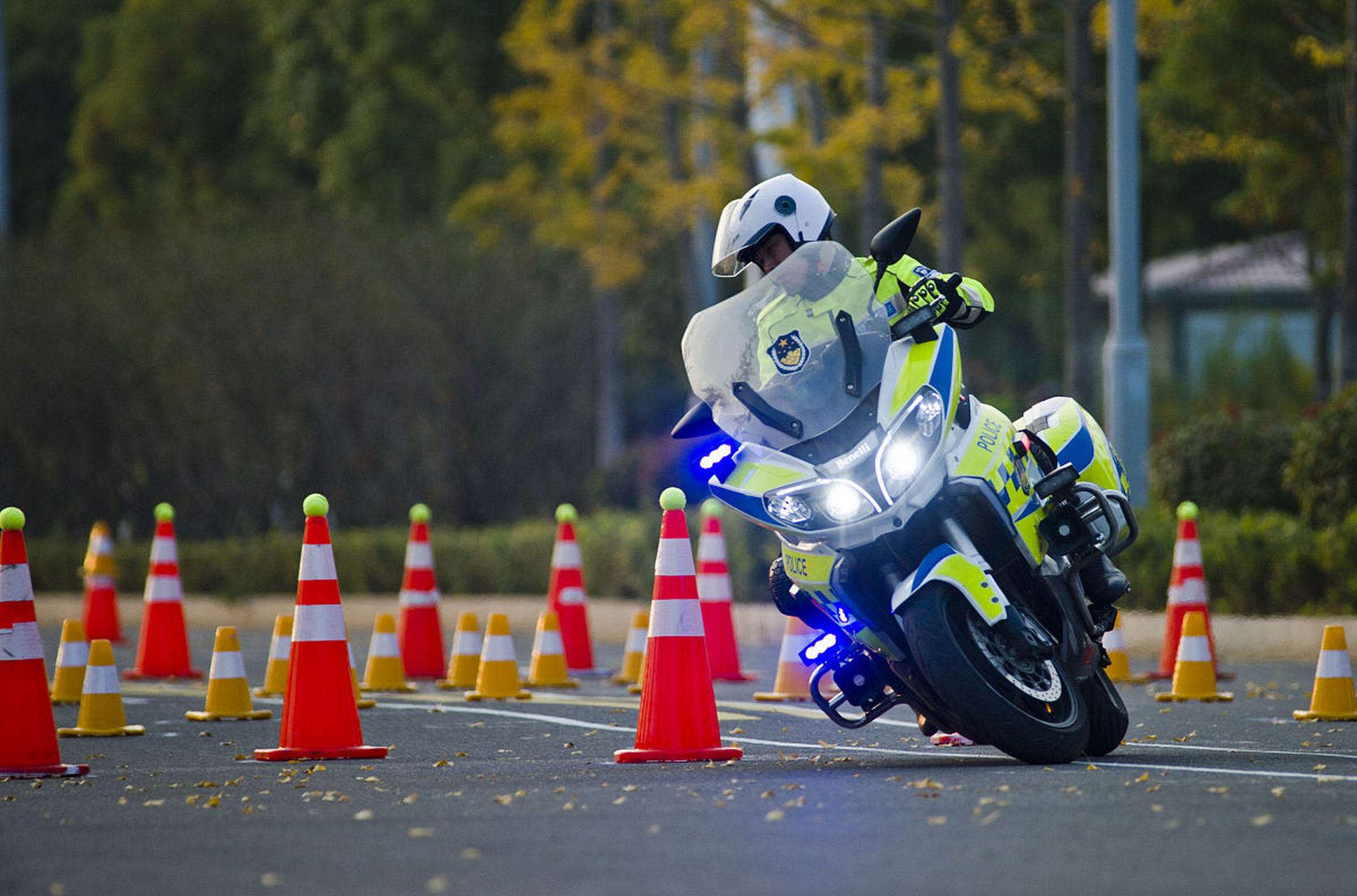 骑摩托时速到299千米是什么状态?