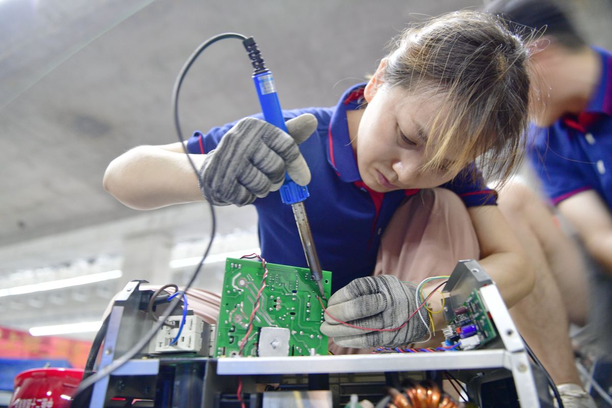 员工作女生工作图片机械改变脑力劳动电子元器件工程技术人员学习照片