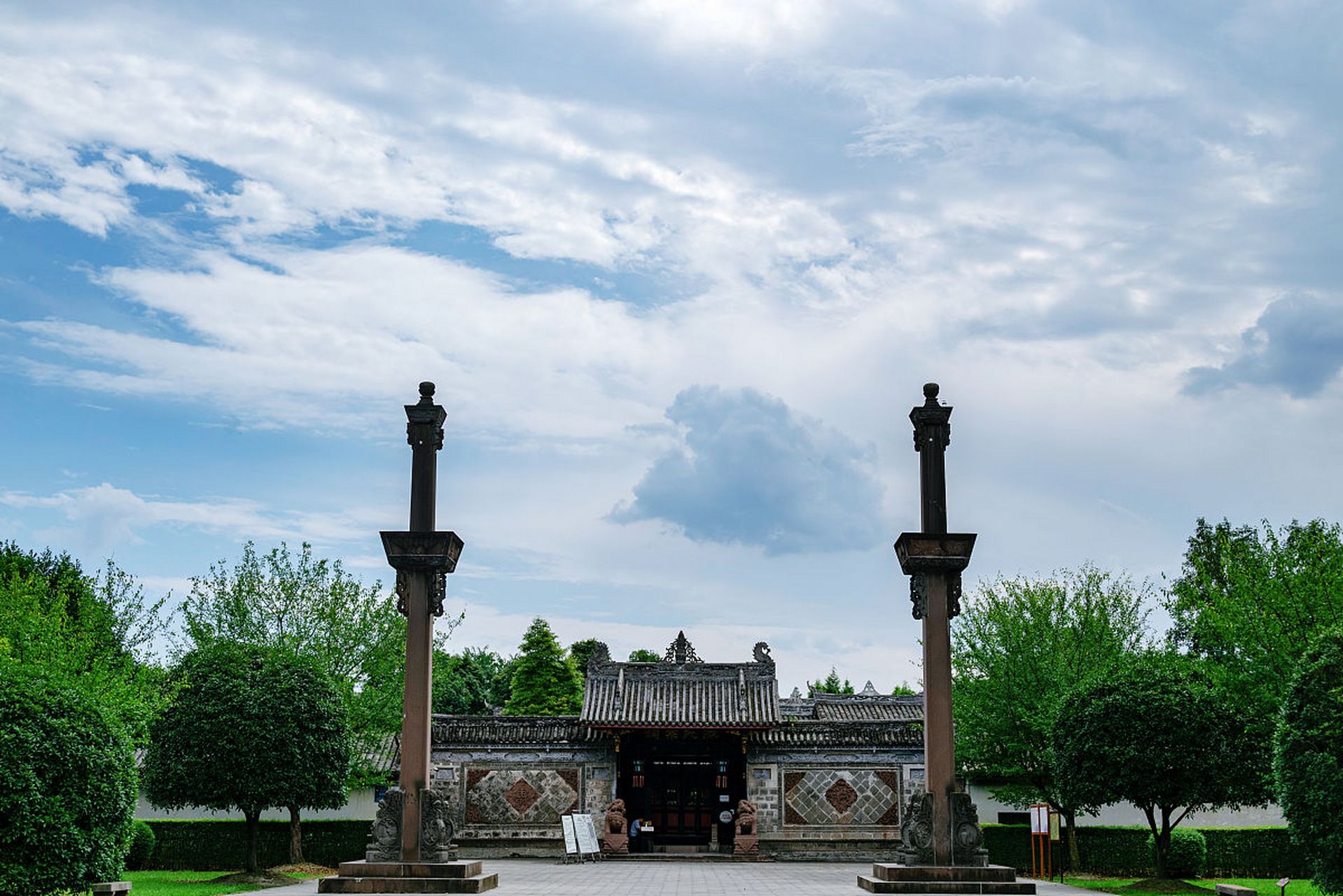 去温江陈家桅杆参观后,我发现院内建筑分为三组: 第一组是正中三重
