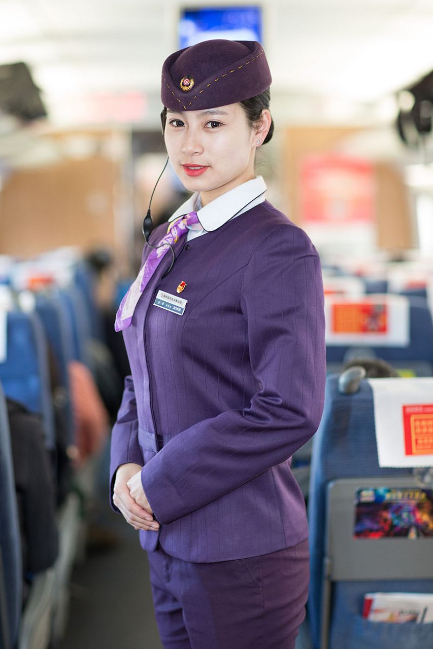 这位女乘务员已经在这家公司工作了六年,拥有大专学历.