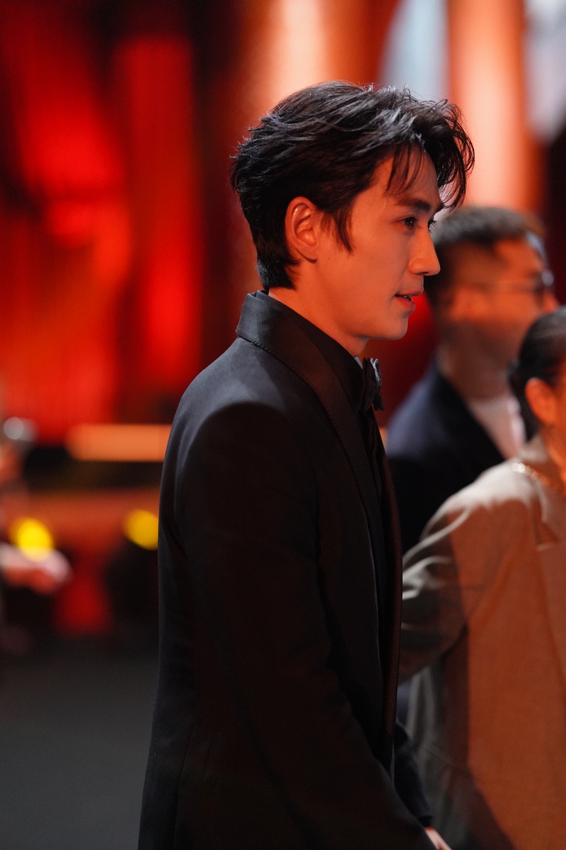 当金莲花奖提名名单揭晓时,"朱一龙《东极岛》"这六个字瞬间冲上