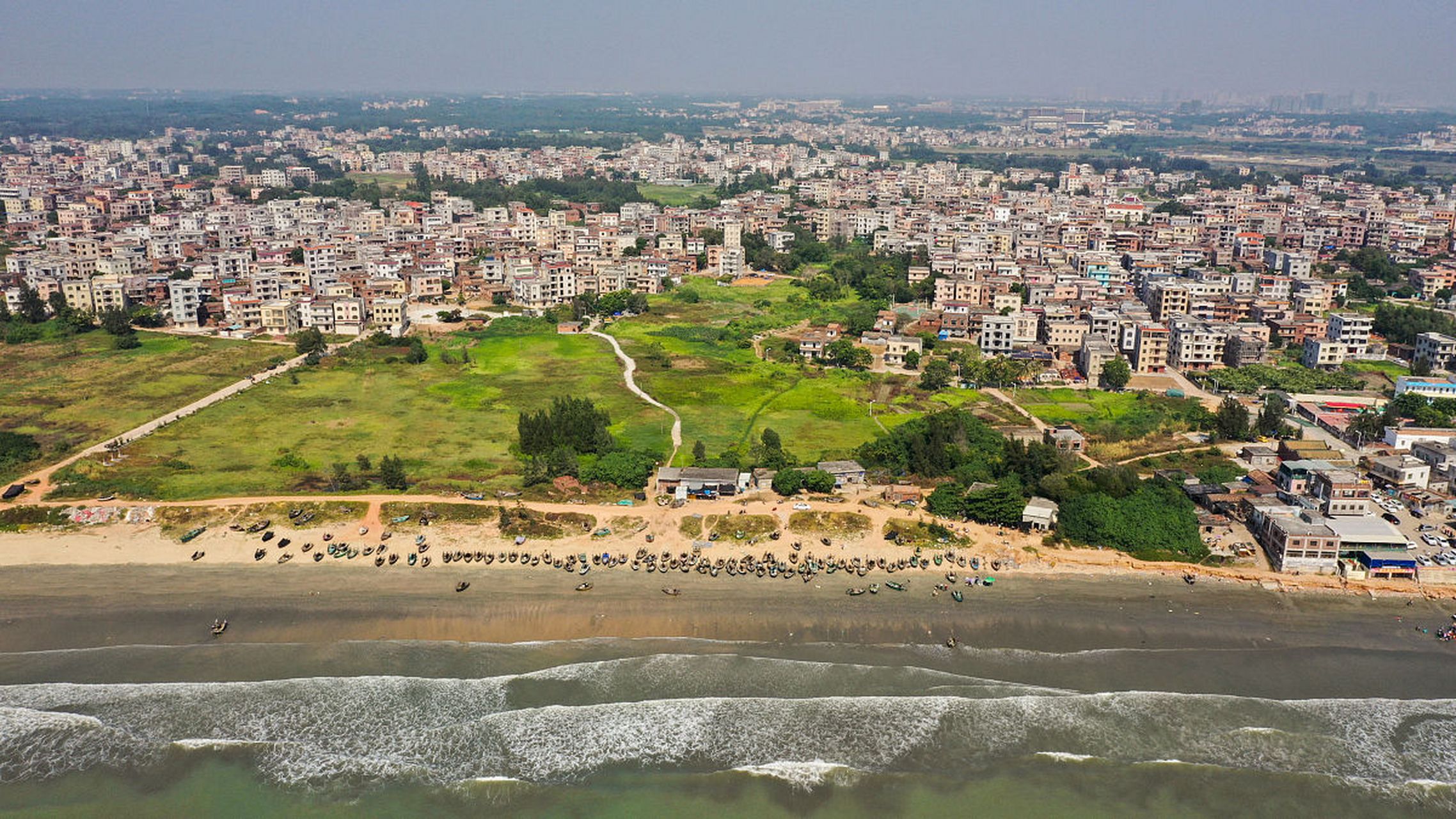 嬉行记# 在中国广东省的深南沿海,有一个名为北海南湾镇的小镇,它有