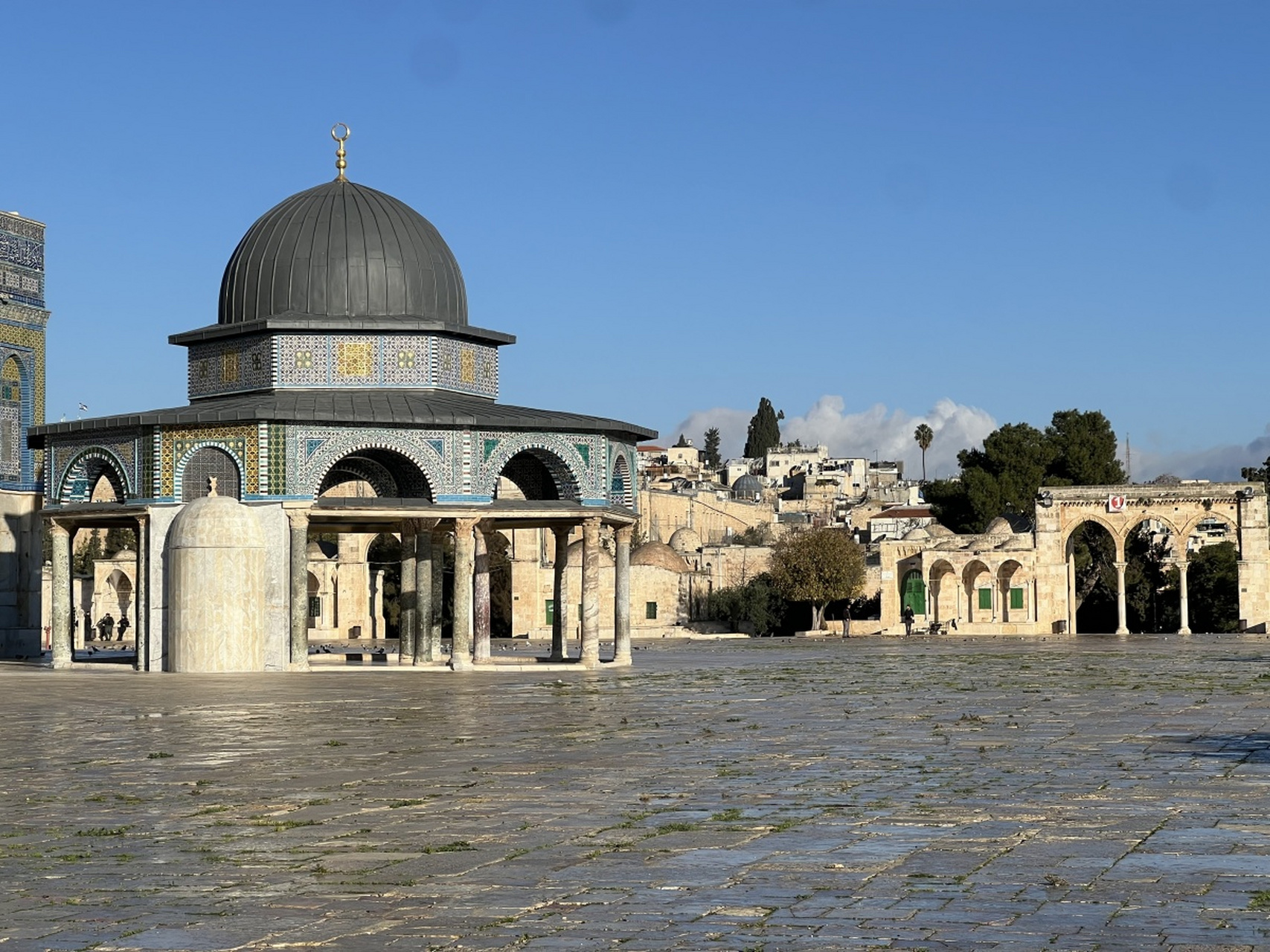 耶路撒冷的历史悠久,见证了战争与和平,但依然屹立不倒,展现出璀璨的