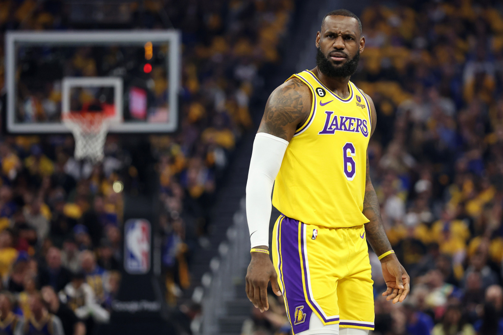 湖人冲击勇士内线,勇士外线狂射三分!