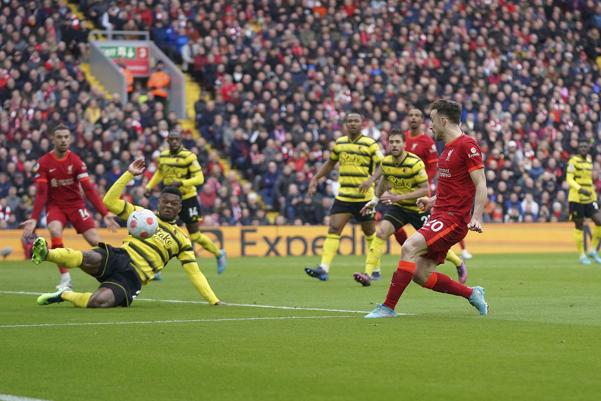 甘冈在18-19赛季从法甲降级,导致大批主力球员流失,整体实力严重下滑.