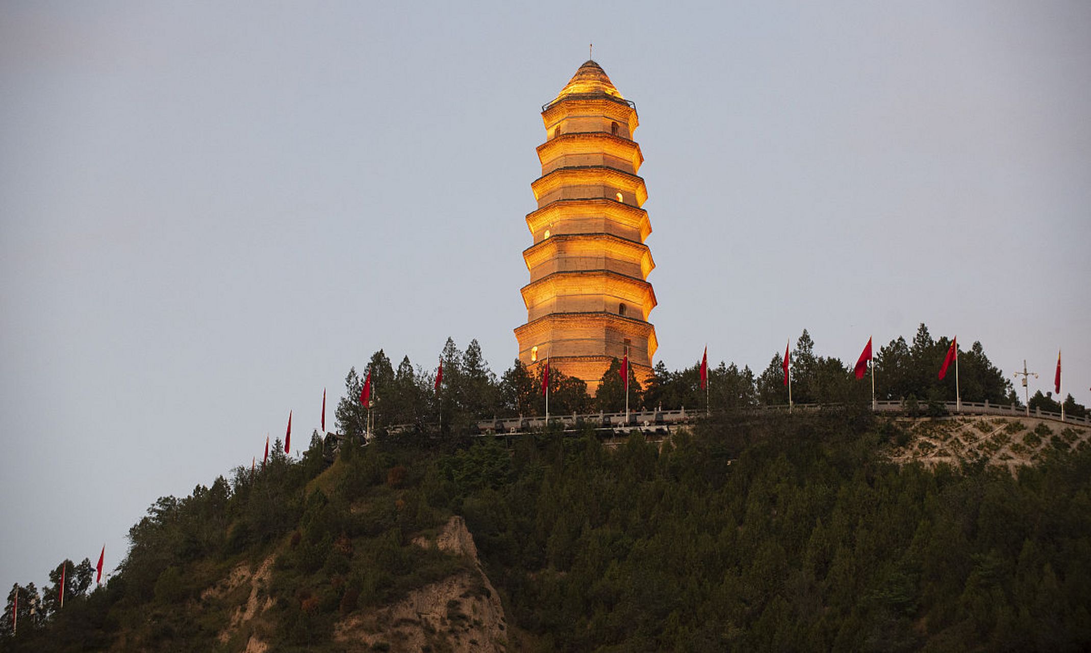 延安旅游必去的2个景点:  宝塔山景区:又名嘉岭山,位于延安城东南