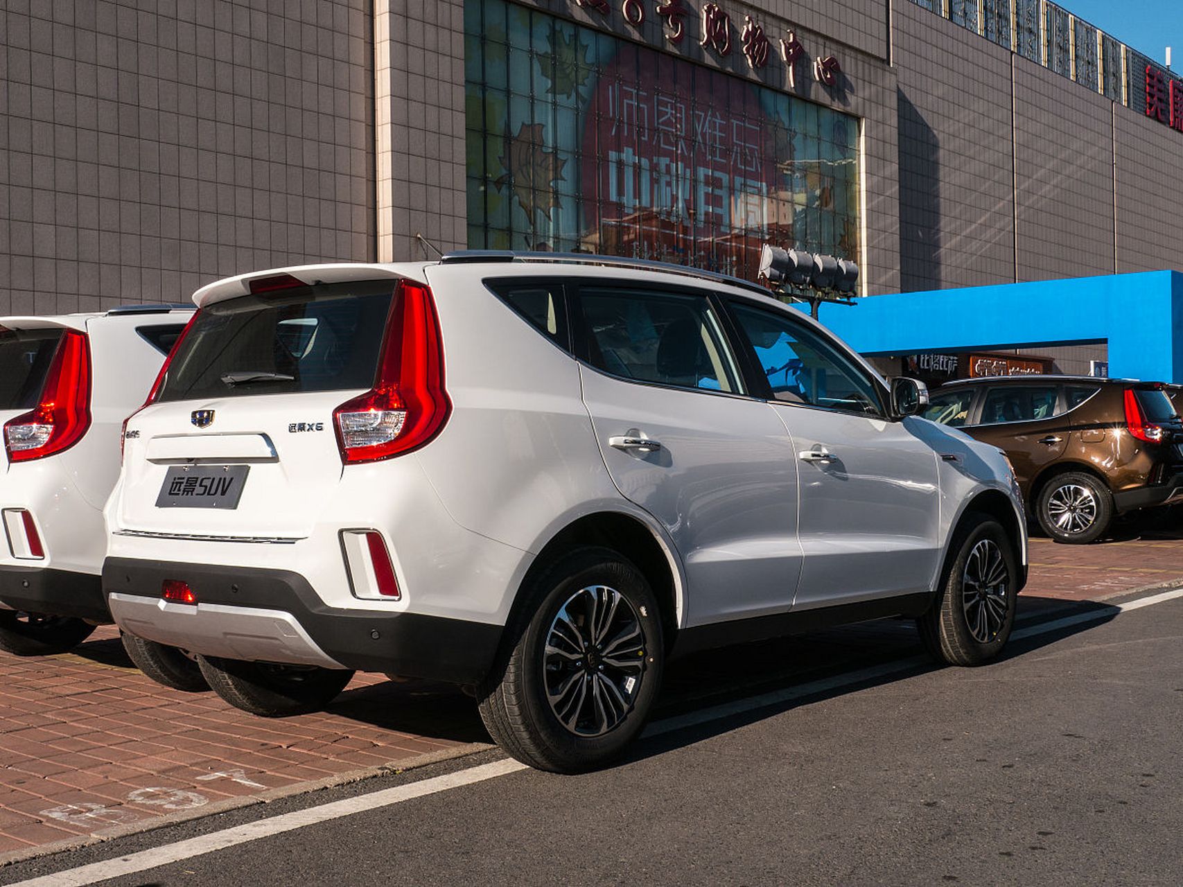 力量与实用性的完美结合  新凯汽车勇士是一款备受瞩目的越野suv,它以