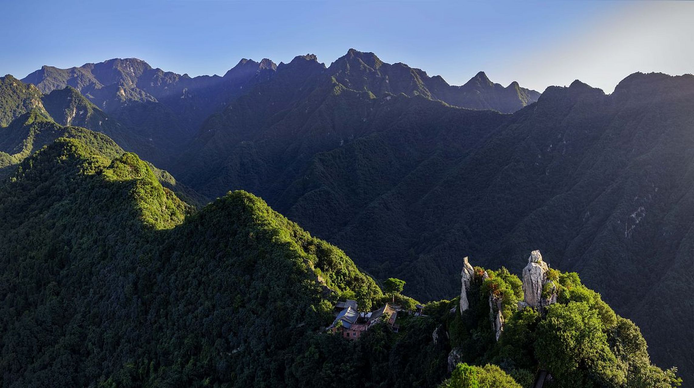 终南山,这座被誉为"天下第一福地"的神奇山脉,坐落在陕西省的秦岭中段