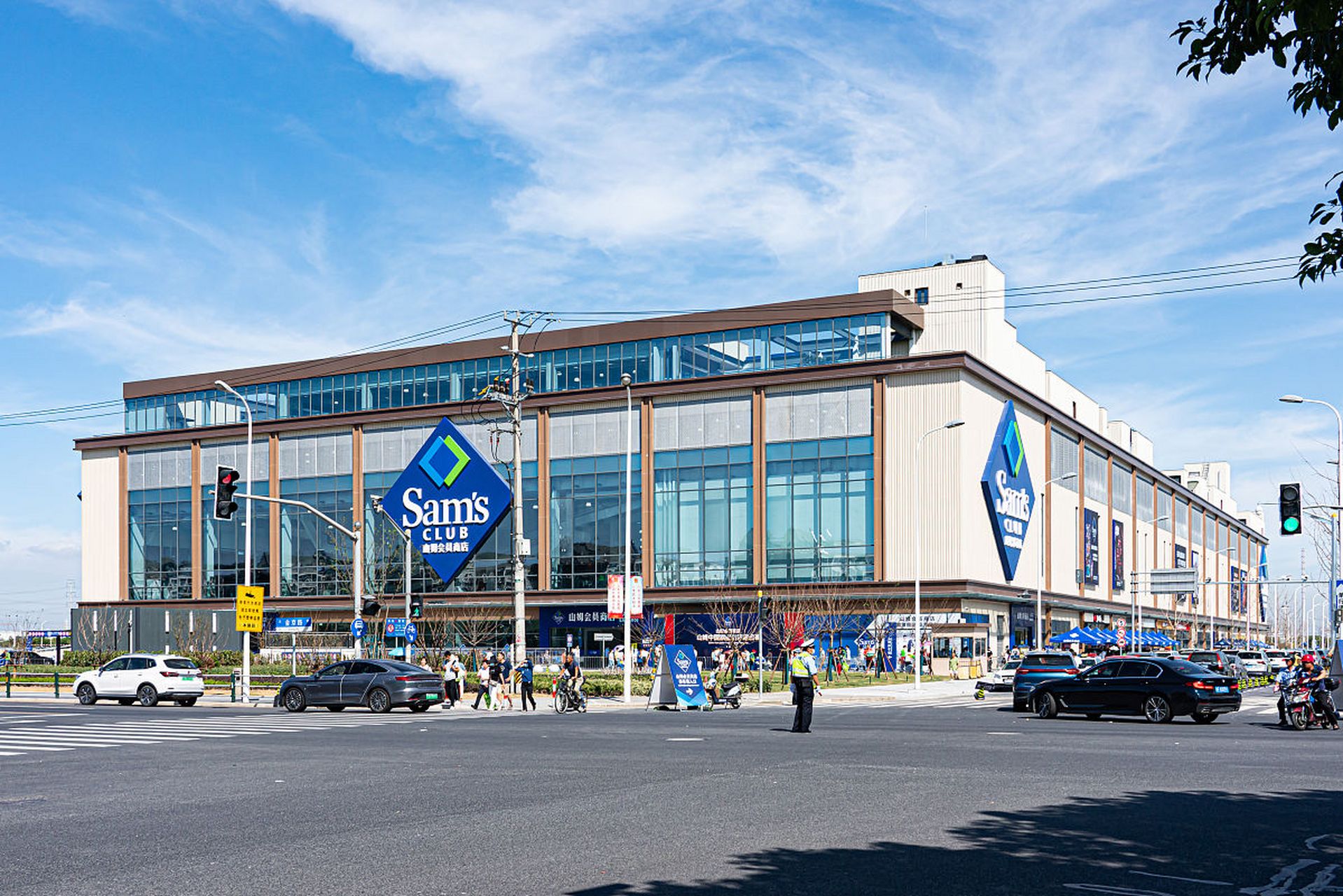 月29日,深圳山姆旗舰店开业,限定泡面桶为45厘米高的巨大杯面桶,只卖