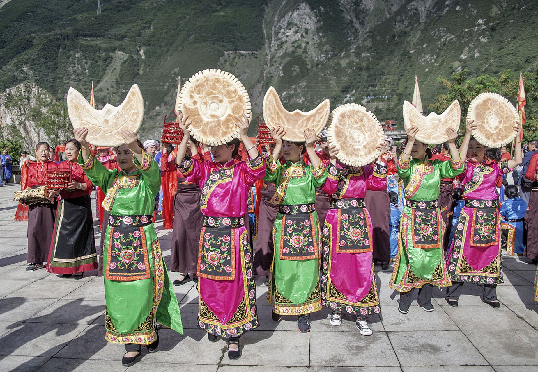 知识创作挑战赛#  有趣的新年习俗:怒族 过年前夕,怒族人家家户户都