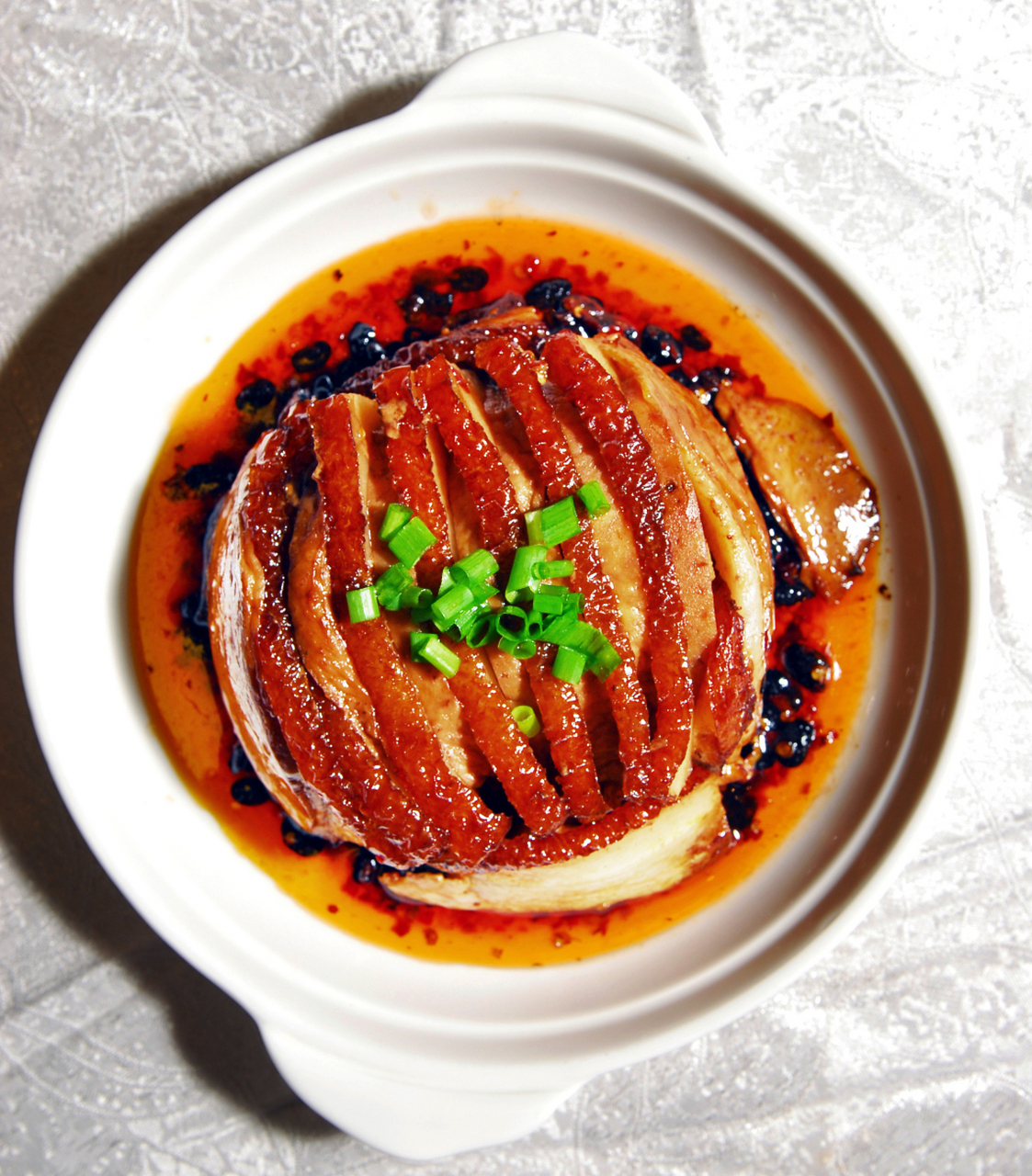 梅菜扣肉:传统美味承载历史情怀  作为中国传统美食的代表之一,梅菜扣