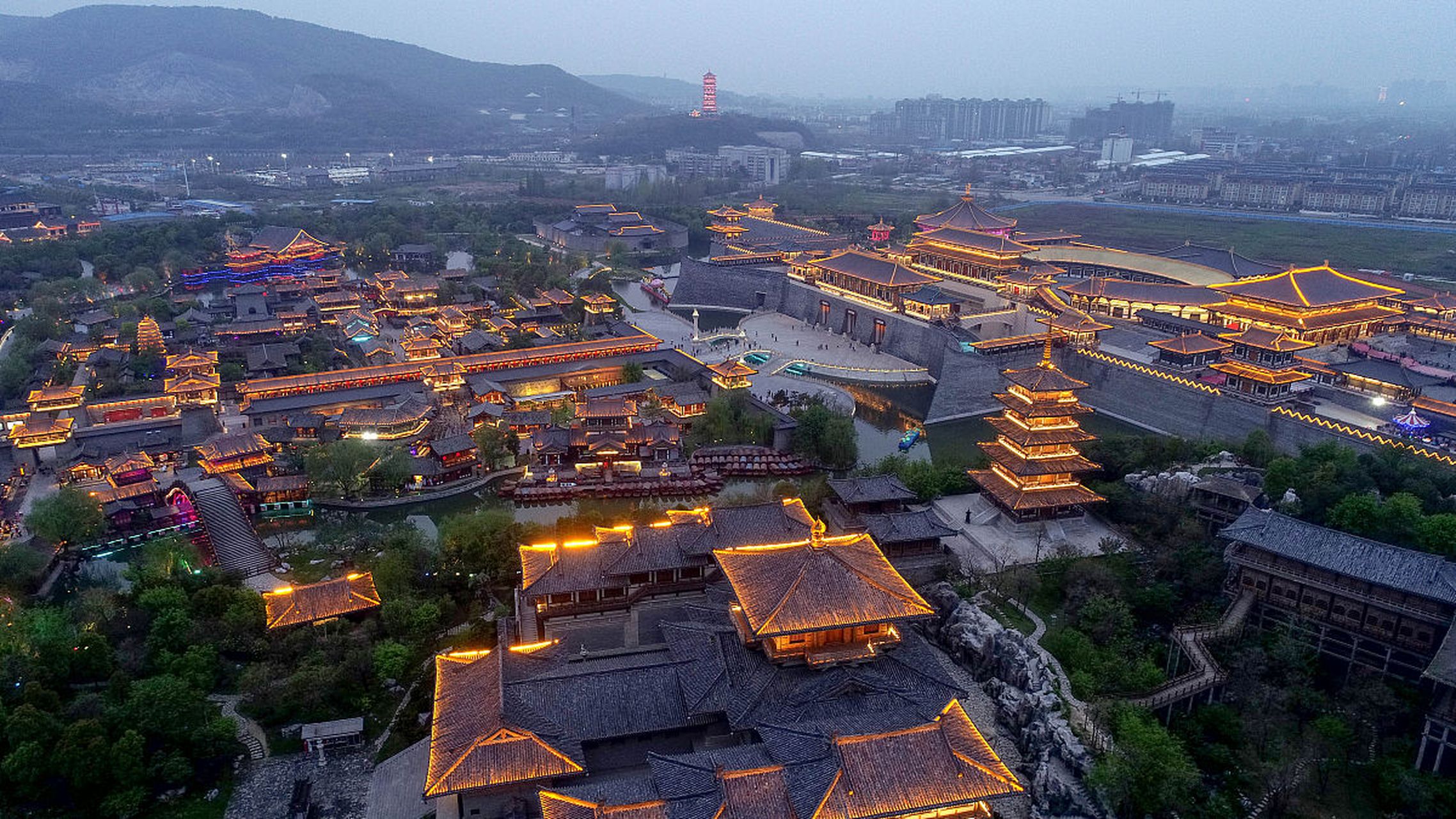 你们知道湖南有个超级酷炫的地方叫新华联铜官窑古镇景区吗?