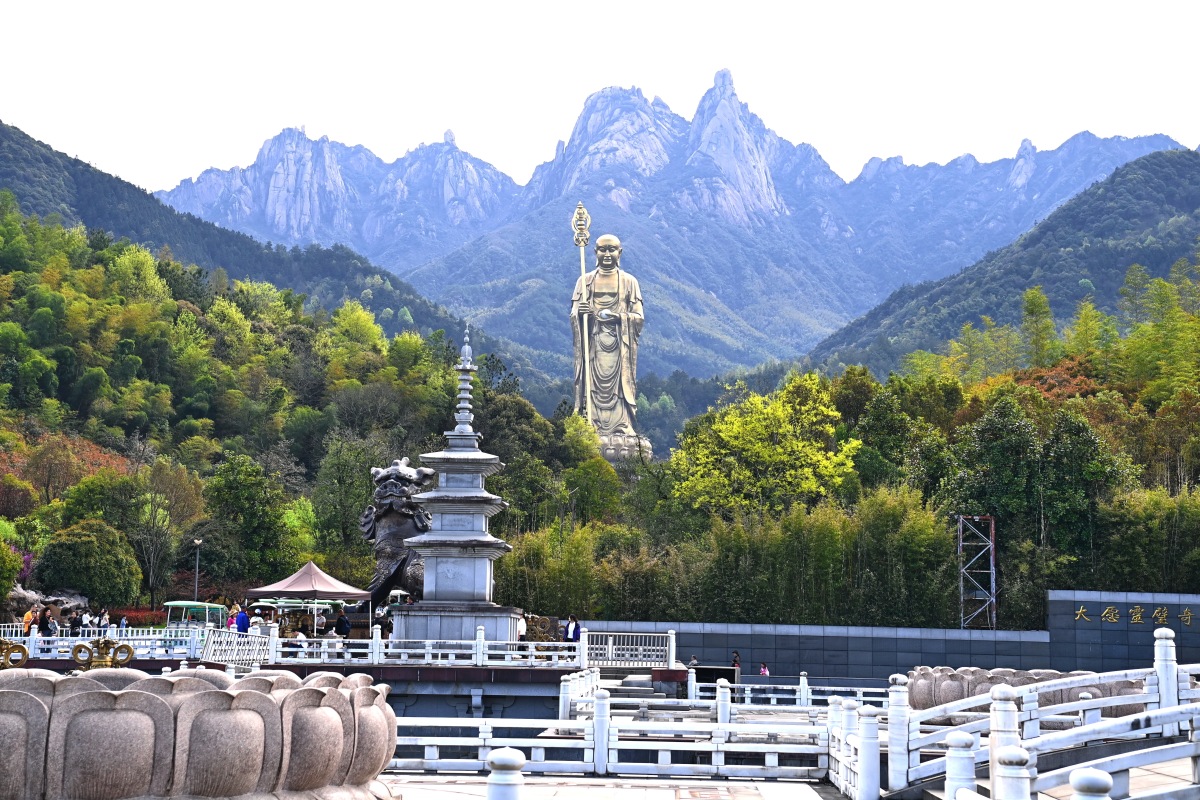 九华山位于安徽省池州市,不仅地理位置优越,还是中国四大佛教名山之一