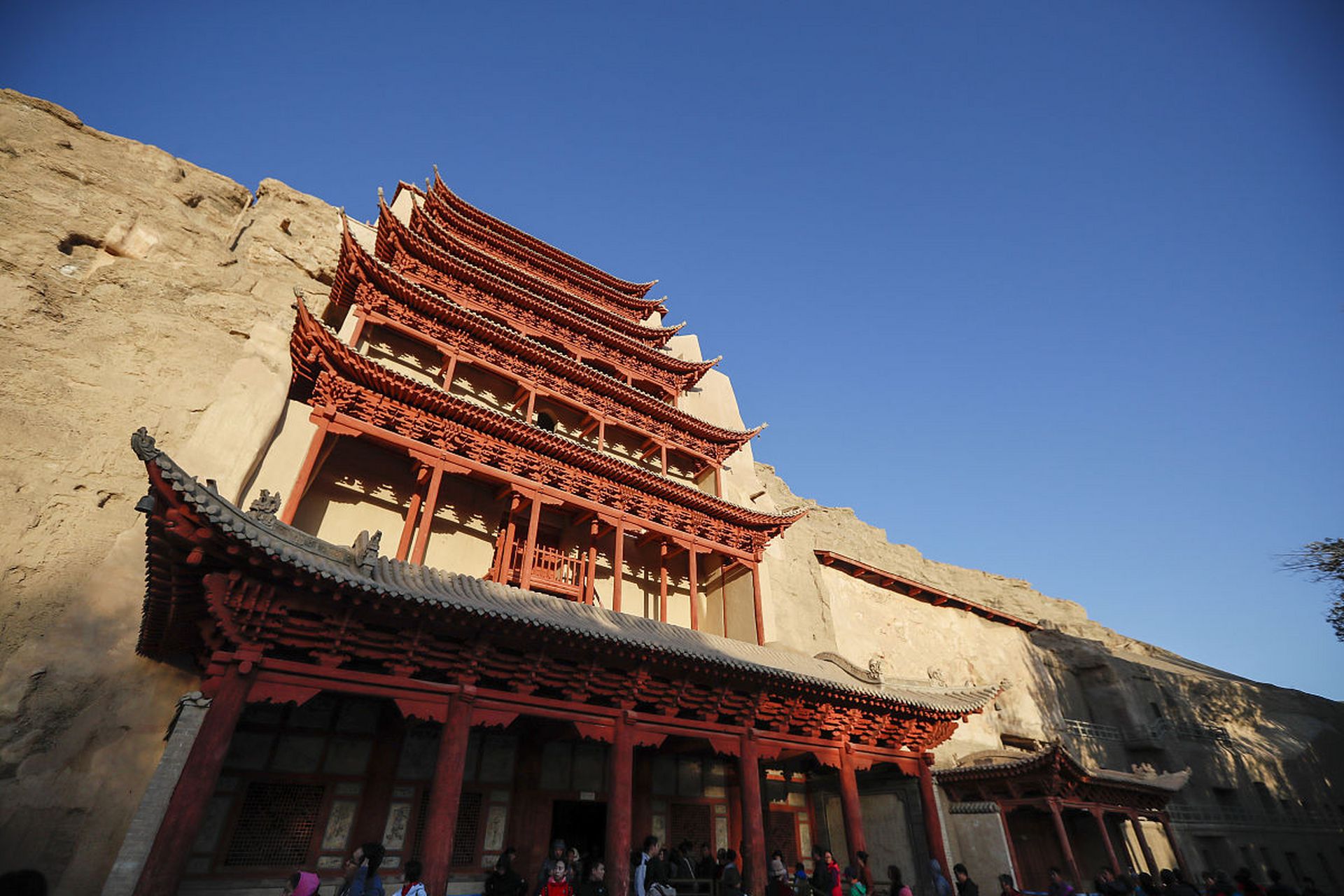 敦煌旅游攻略:市区半日游,包括敦煌市博物馆等景点;月牙泉,鸣沙山景区