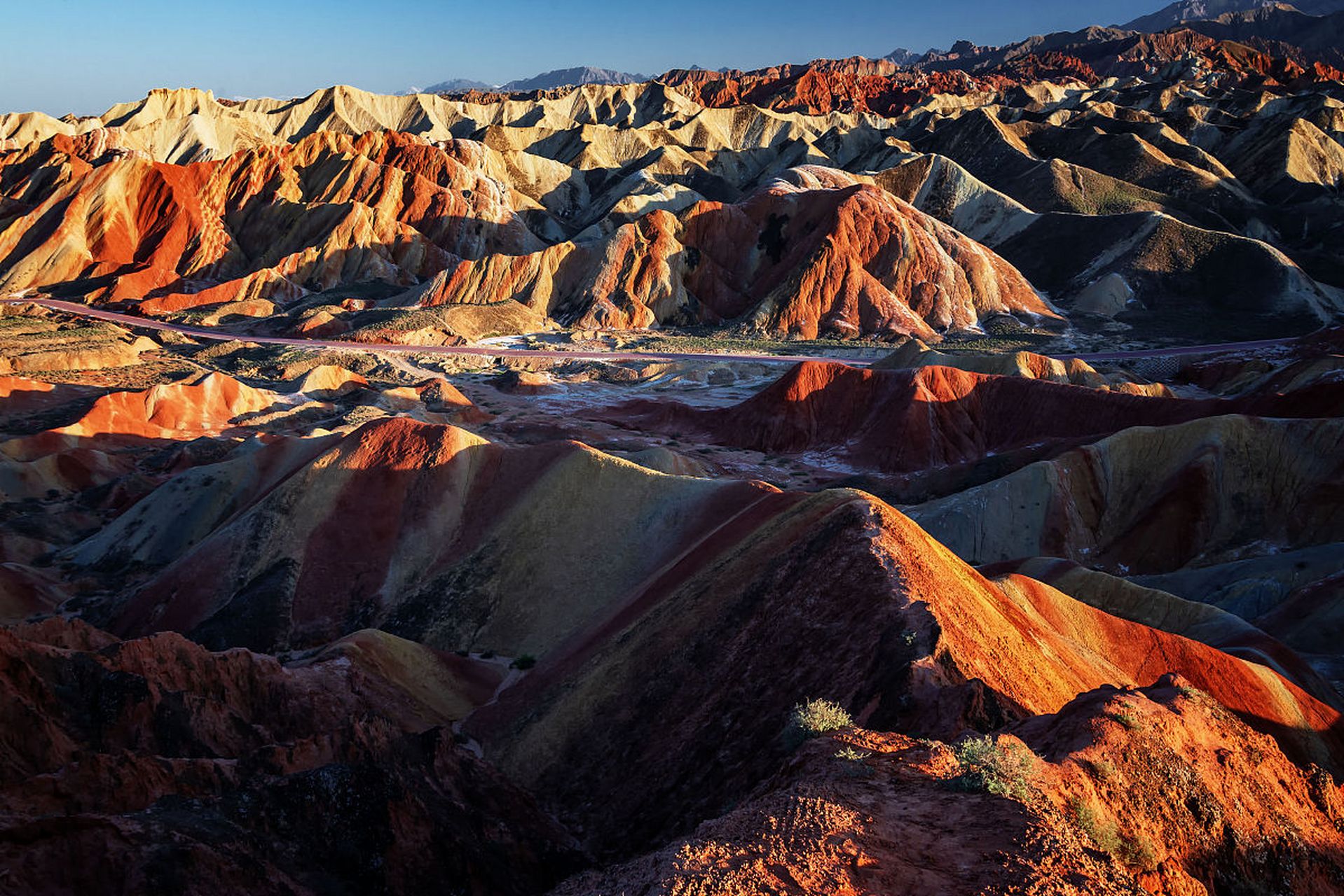 七彩丹霞位于甘肃省张掖市临泽县,肃南县境内,中国第一彩色丘陵,是