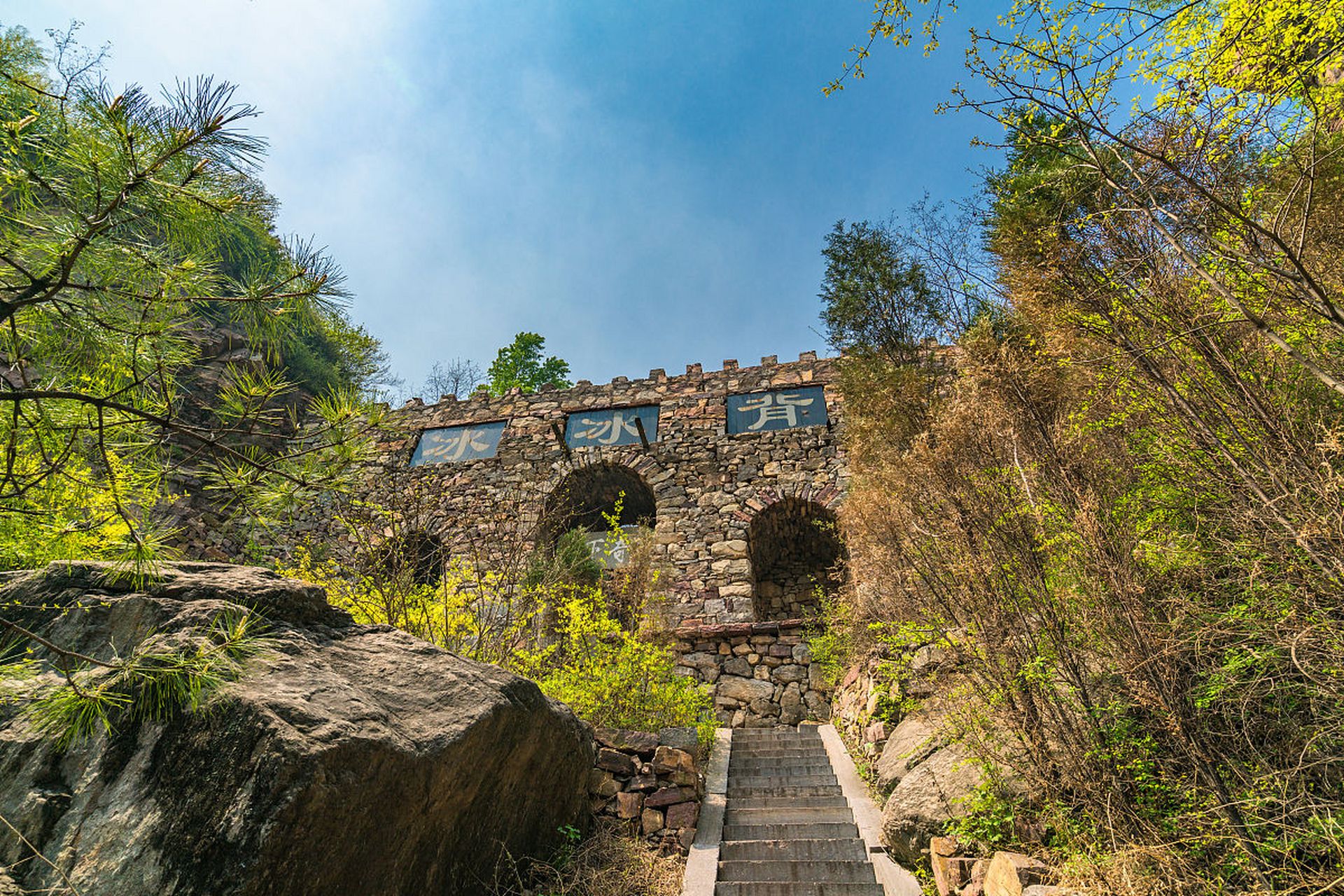 在太行山腹地,河南安阳林州市石板岩镇,有一绝妙的自然景观,景区虽小