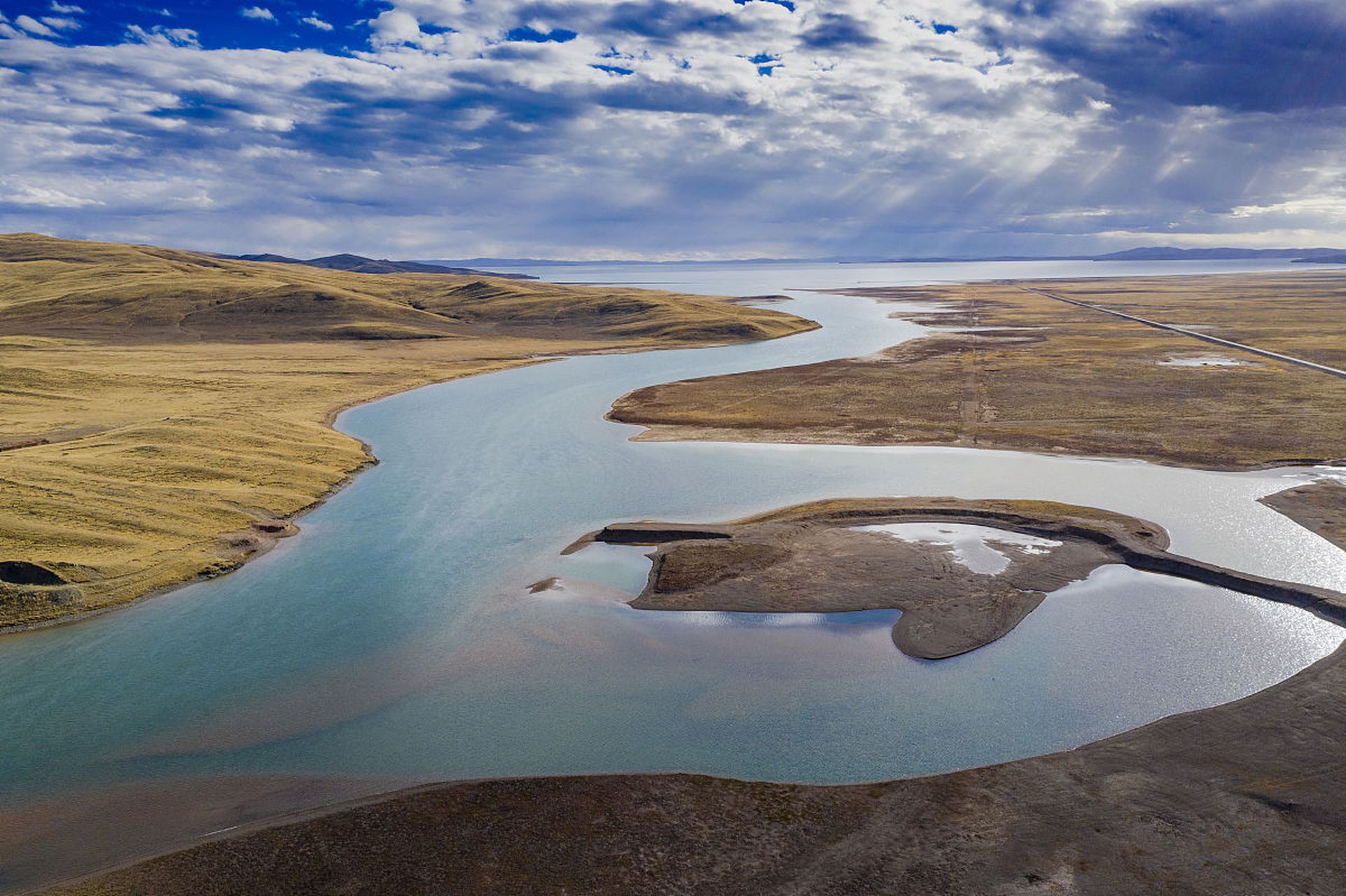 黄河源头位于青藏高原巴颜喀拉山北麓的约古宗列盆地,一个美丽而神秘