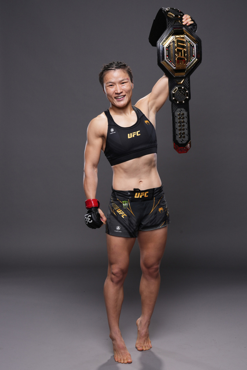 张伟丽创记录!暴打莱莫斯卫冕ufc草量级金腰带!