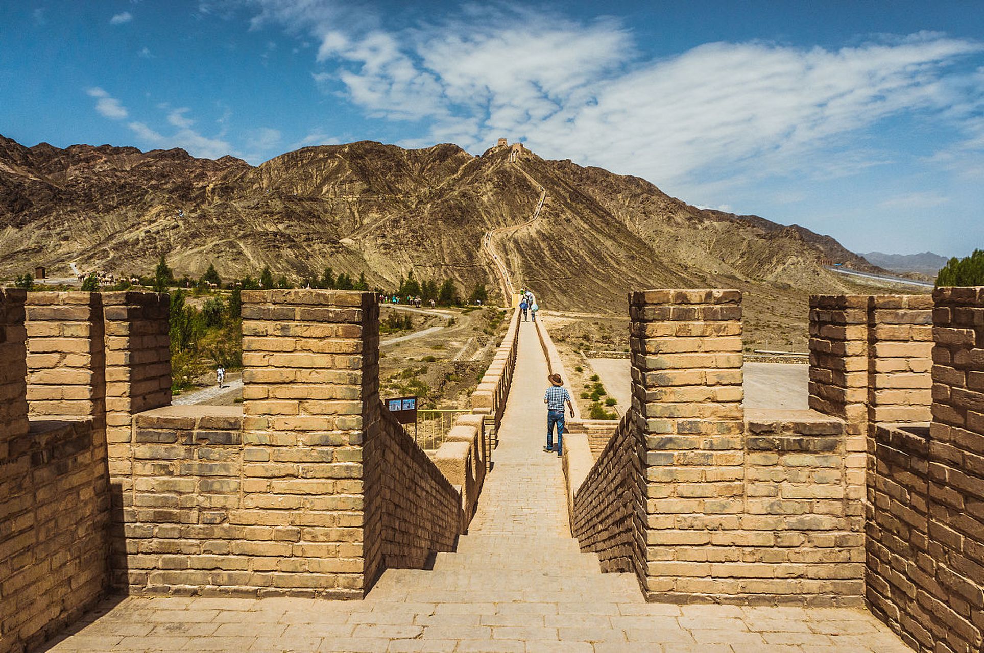 嘉峪关悬壁长城,它距离嘉峪关城楼西北约6公里处,依山势而建,直至黑山