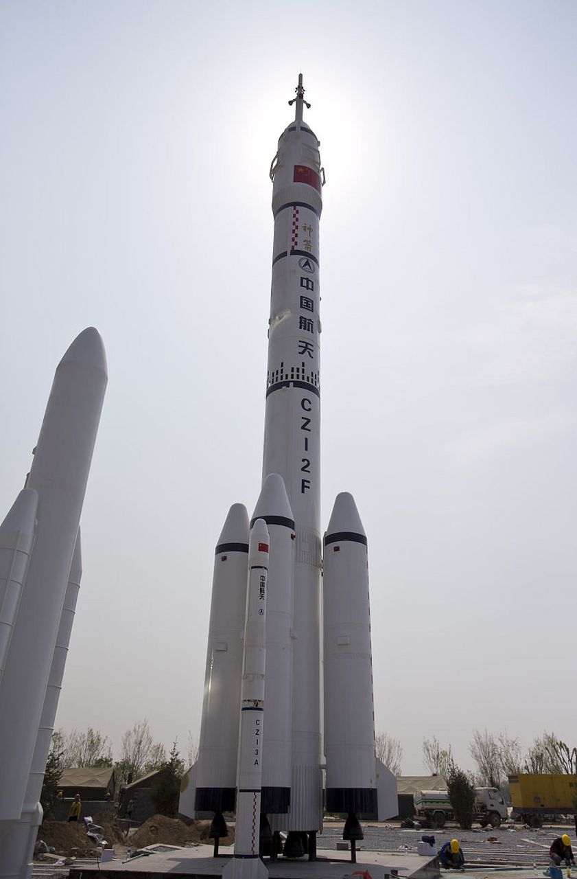 在8月21日的夜幕下,长征四号丙火箭在酒泉卫星发射中心点火升空,圆满