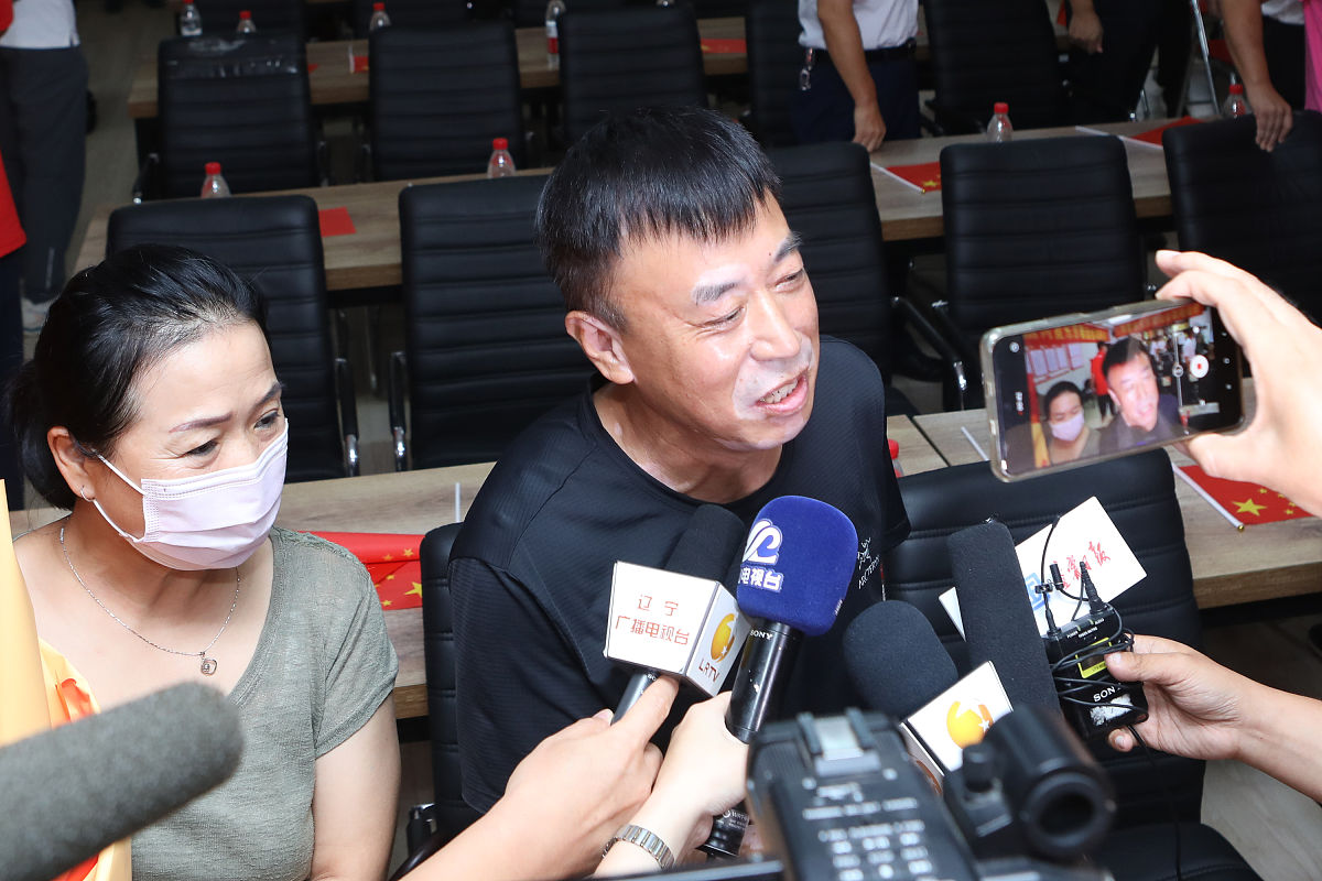 是惊喜.你只需养精蓄锐,温柔以待.#漫说诗##心有所爱万象生花