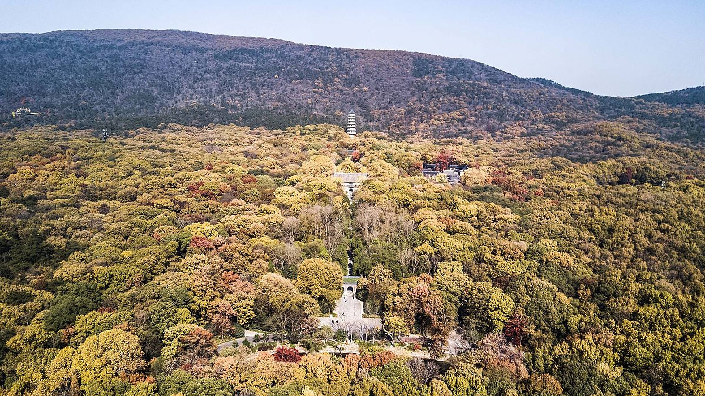 钟山风景名胜区位于南京市紫金山,是中国著名的旅游胜地,国家级5a景区