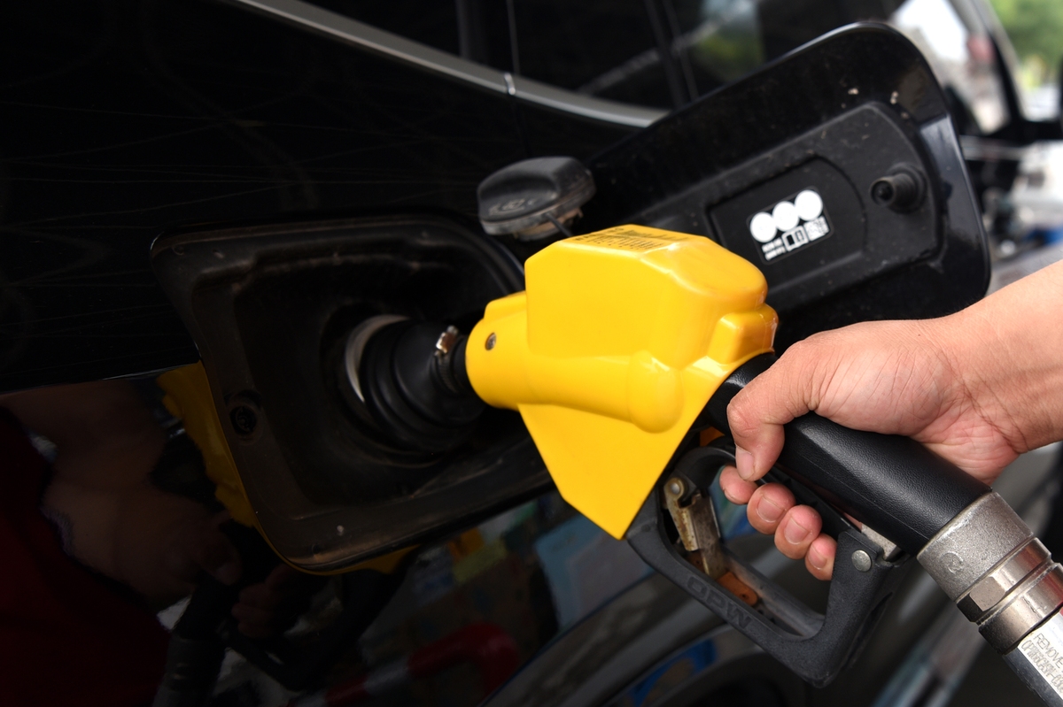 我是中石油天山加油站的老员工06号加油枪,在这干了三年多,每天给上