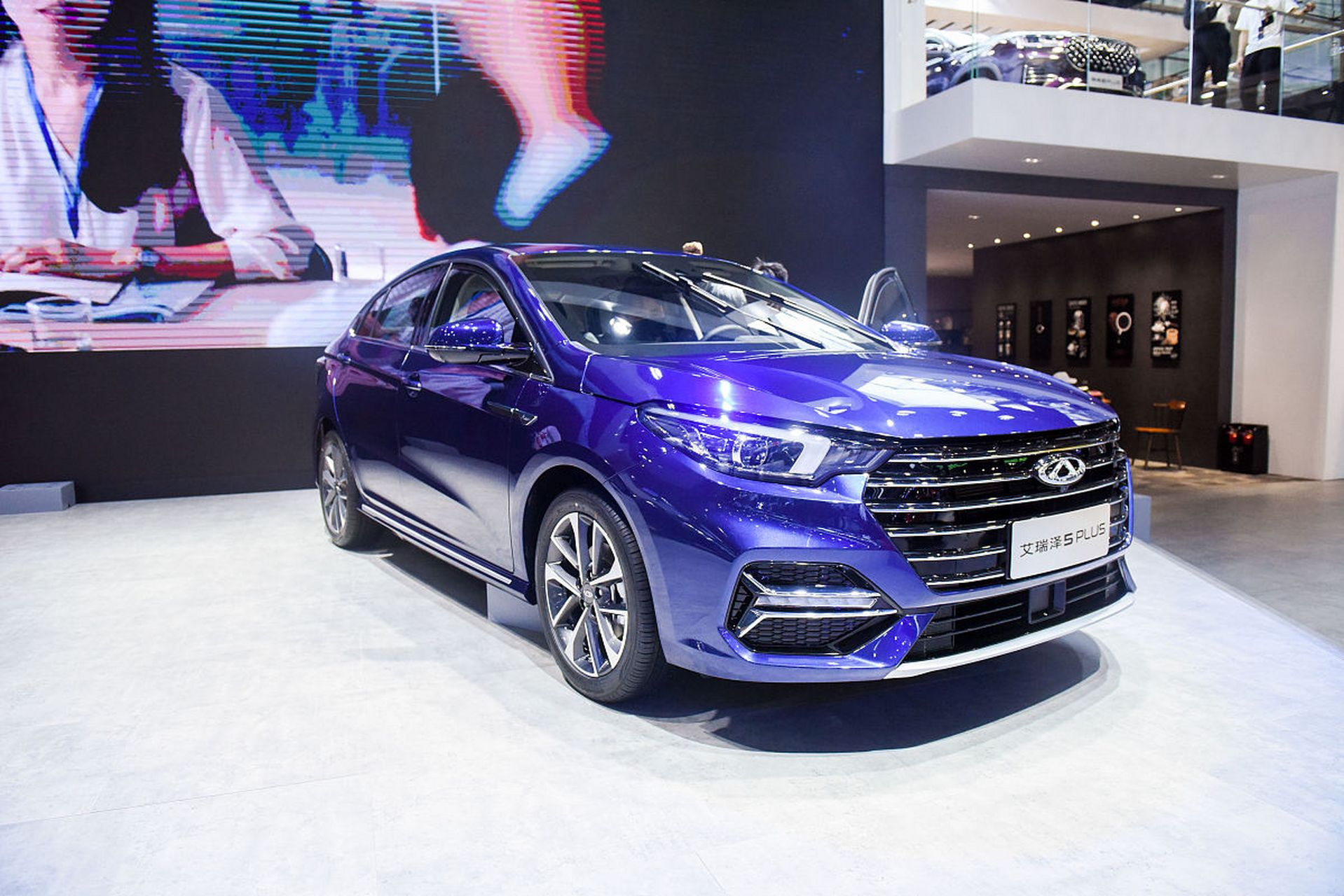 艾瑞泽5 plus热销中 购车降1万  首先,我们要聊的是这款备受欢迎的