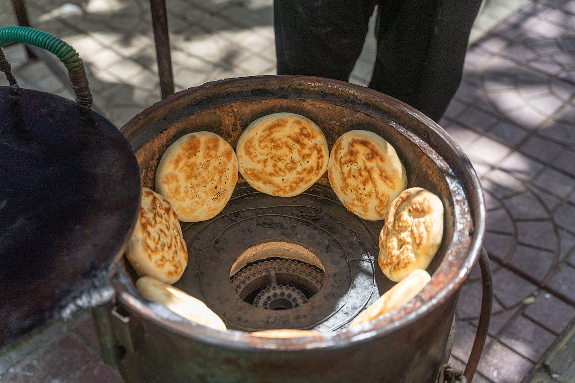 石家庄特产丰富,有赵县雪花梨,赞皇大枣,缸炉烧饼和藁城宫面等,每一种