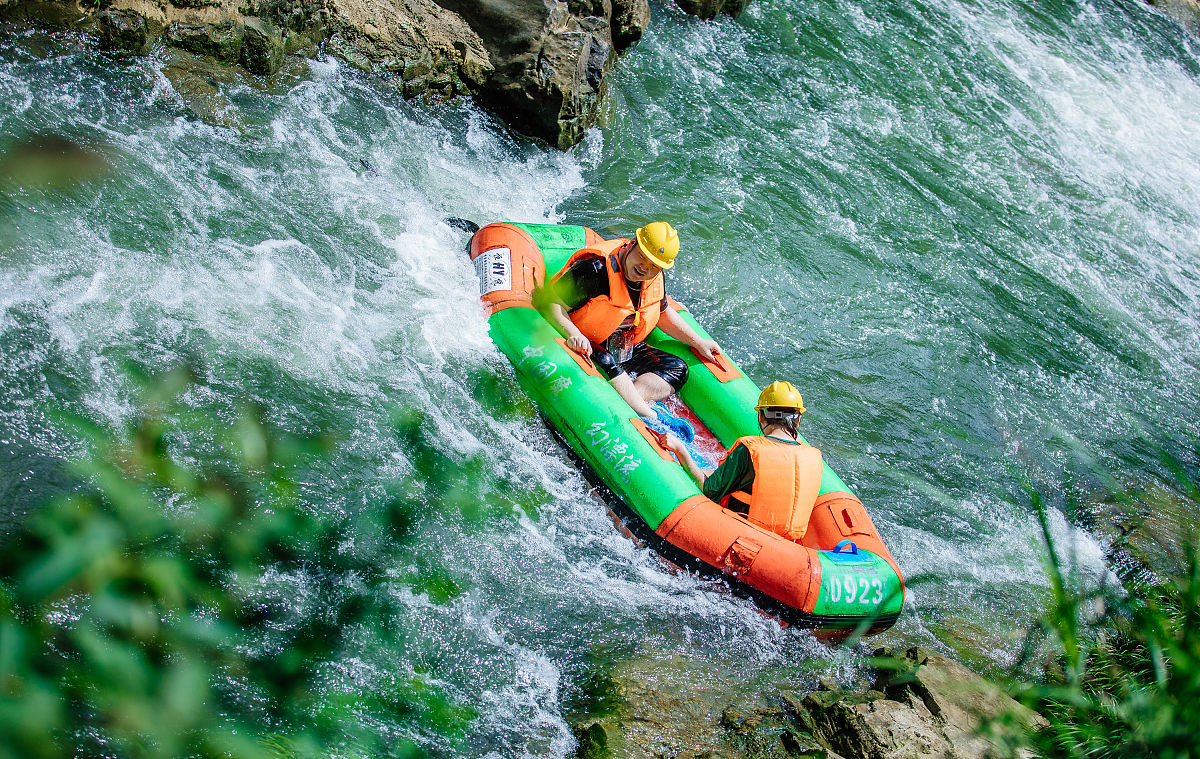 男子带娃漂流,遭四人用鹅软石袭击